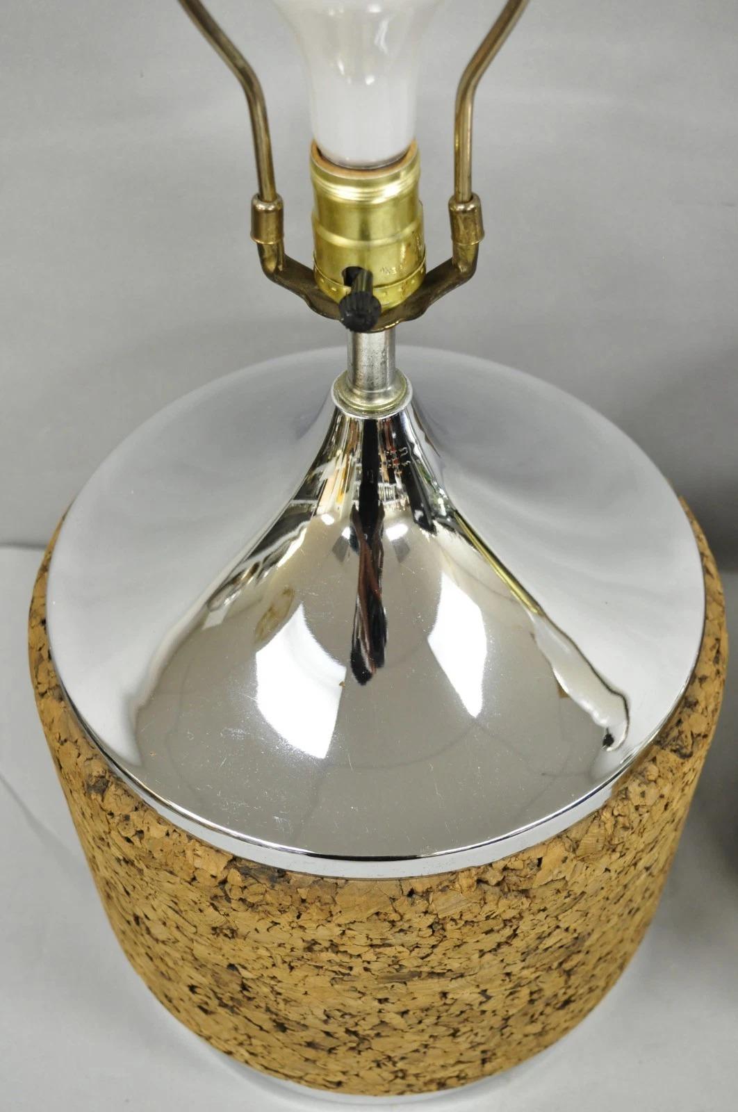 Vintage Mid Century Modern Chrom & Kork Runde skulptierte Tischlampen - ein Paar (20. Jahrhundert) im Angebot