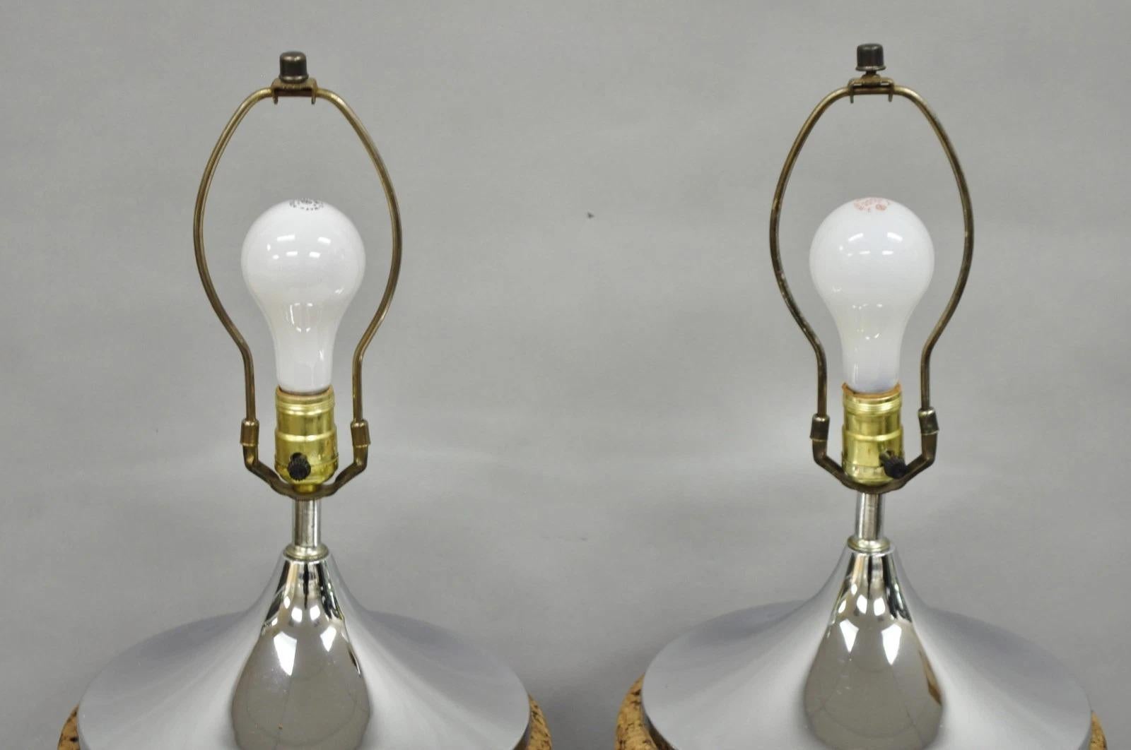 Vintage Mid Century Modern Chrom & Kork Runde skulptierte Tischlampen - ein Paar im Angebot 2