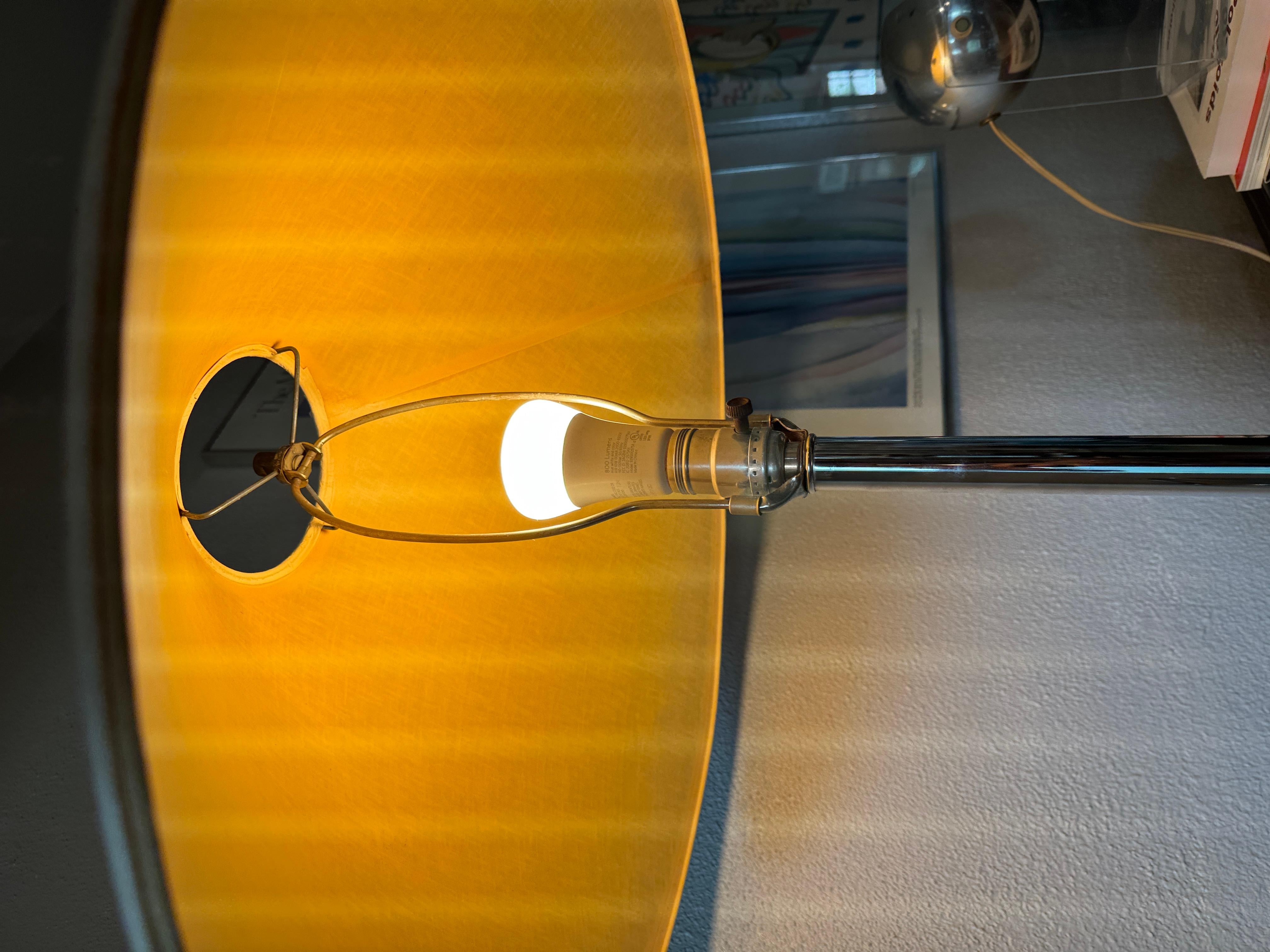 Vintage mid century modern chrome lampadaire avec une table en verre, circa 1960s. en vente 3
