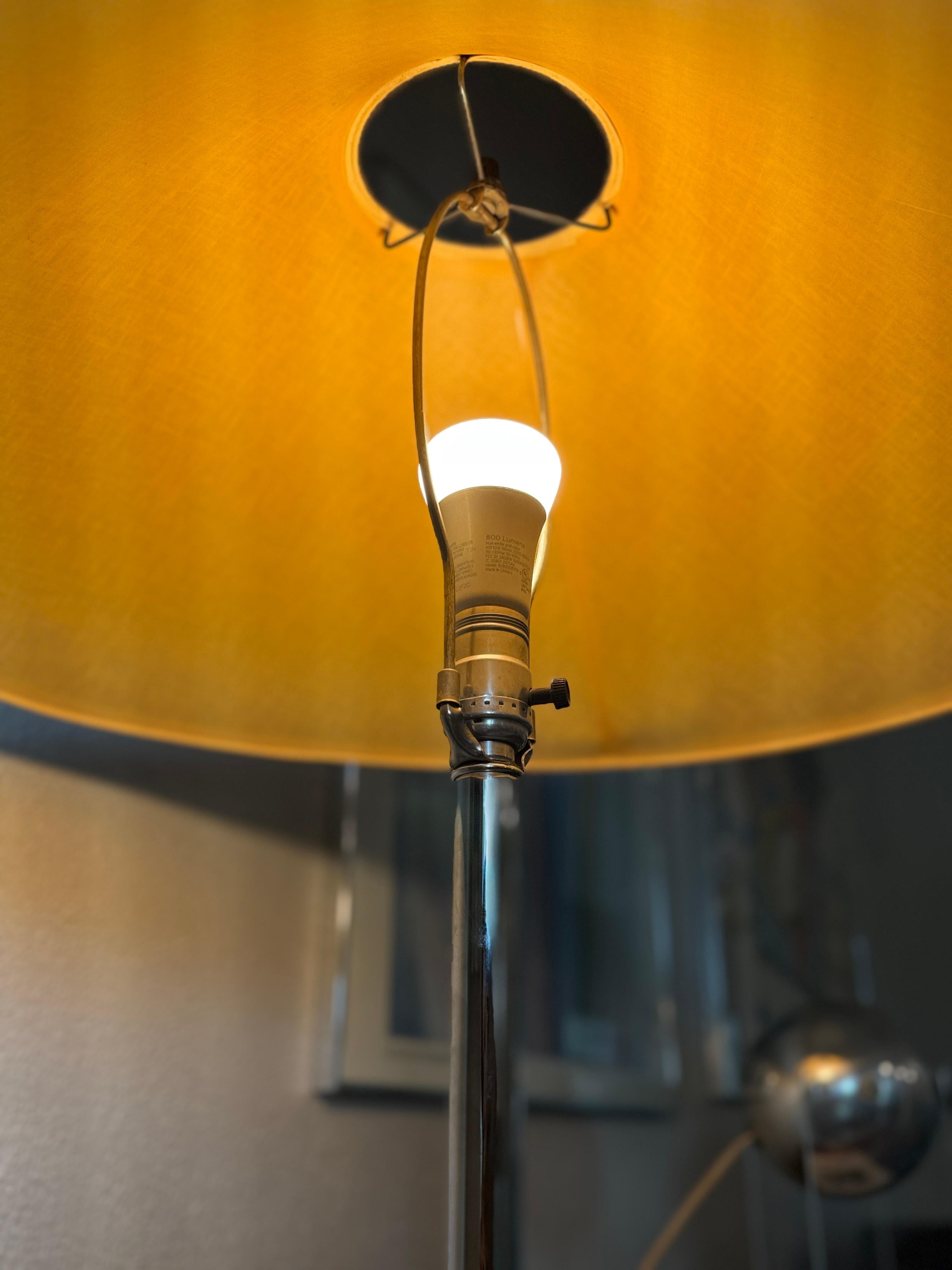 Vintage mid century modern chrome lampadaire avec une table en verre, circa 1960s. en vente 4
