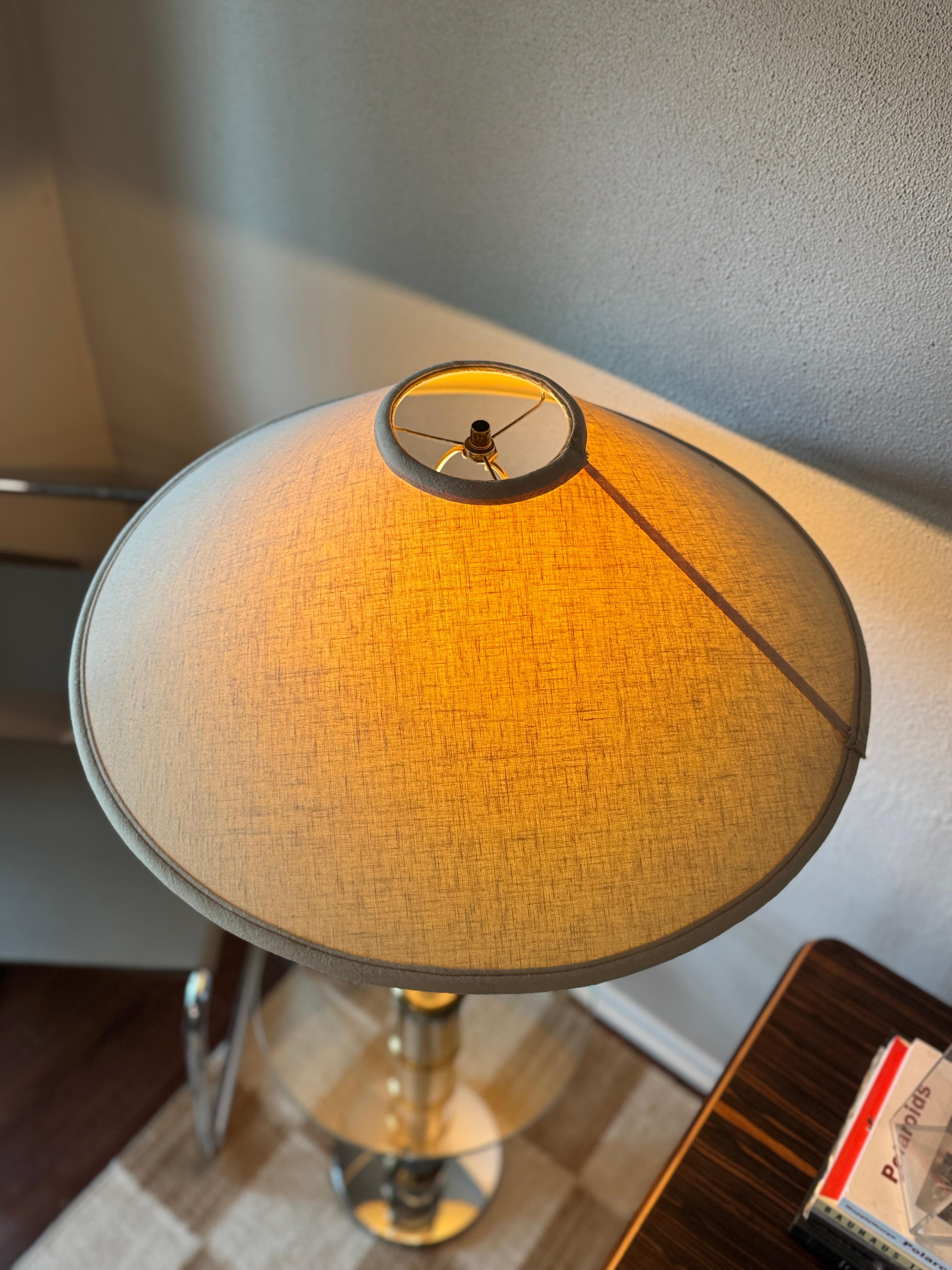 Mid-Century Modern Vintage mid century modern chrome lampadaire avec une table en verre, circa 1960s. en vente