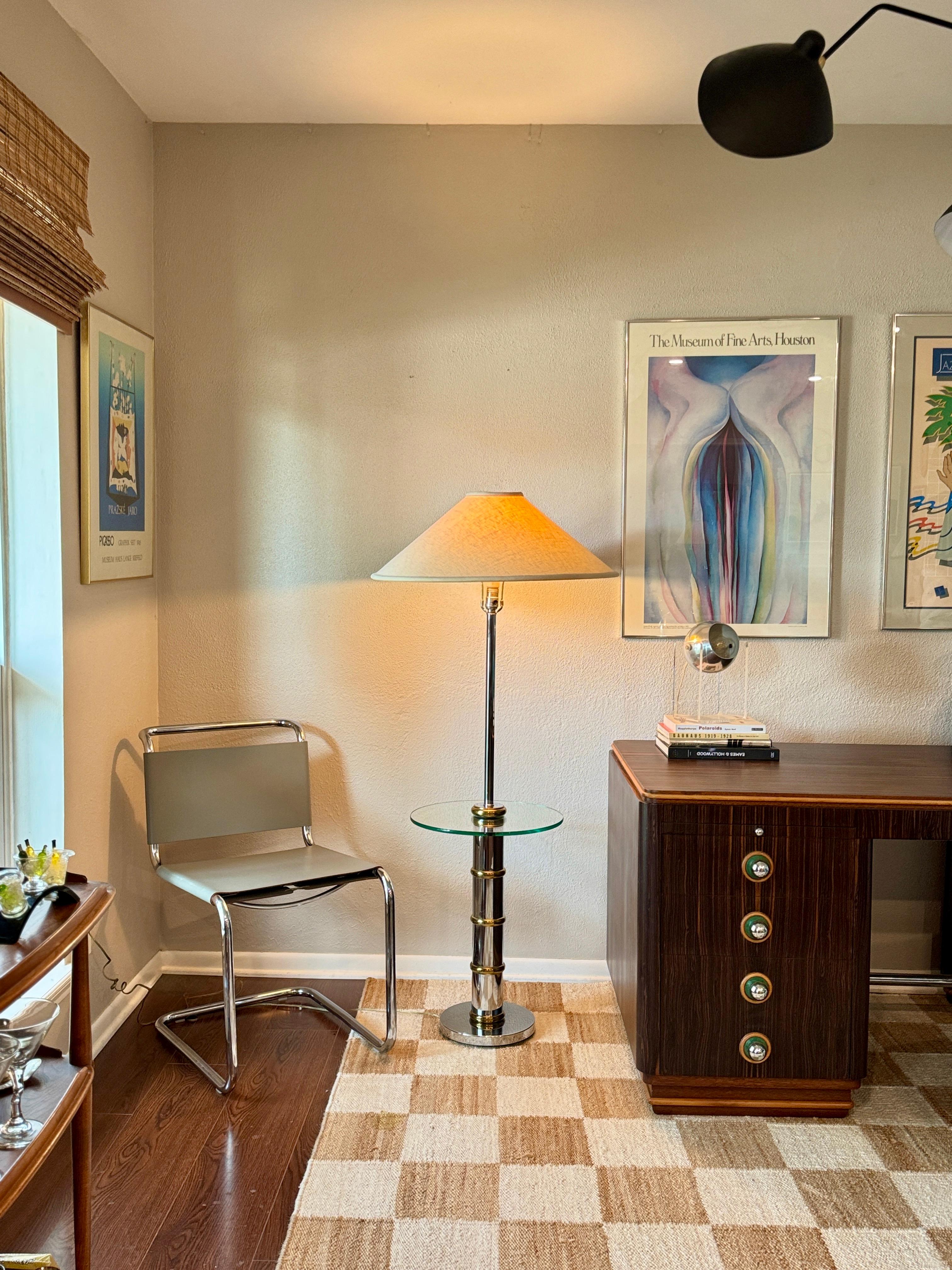 Vintage mid century modern chrome lampadaire avec une table en verre, circa 1960s. Bon état - En vente à Houston, TX