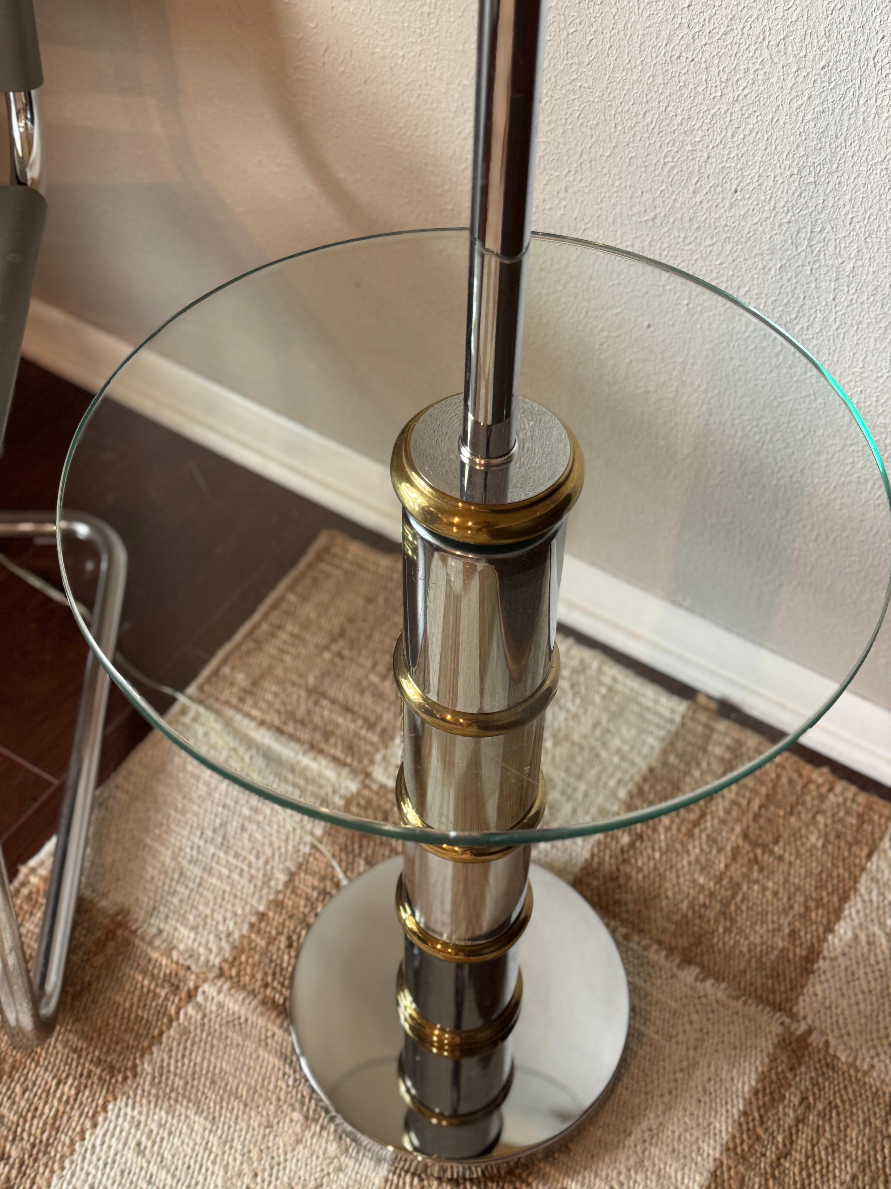 Chrome Vintage mid century modern chrome lampadaire avec une table en verre, circa 1960s. en vente