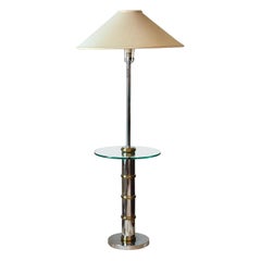 Lámpara de pie vintage cromada moderna de mediados de siglo con una mesa de cristal, circa años 60