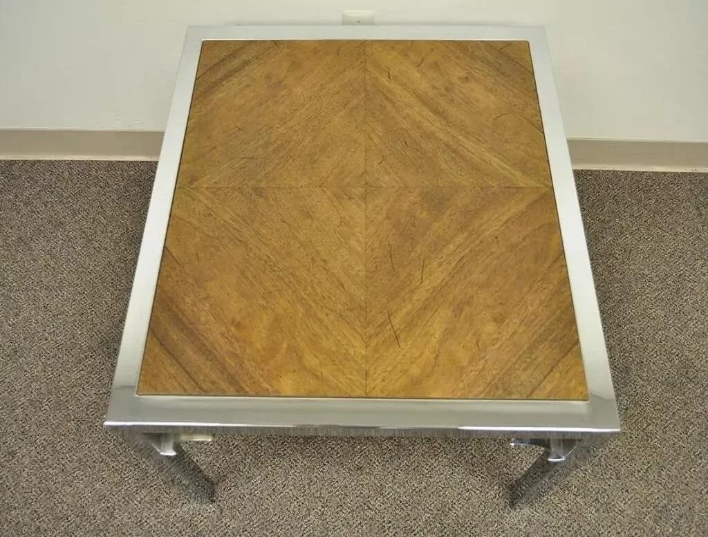 Vintage Mid Century Modern Chrom Laubsägearbeiten & Nussbaum Quadratische Beistelltisch. Der Artikel hat eine schöne Holzplatte und einen verchromten Sockel mit Eckakzenten. Circa Mitte des 20. Jahrhunderts. Abmessungen: 20