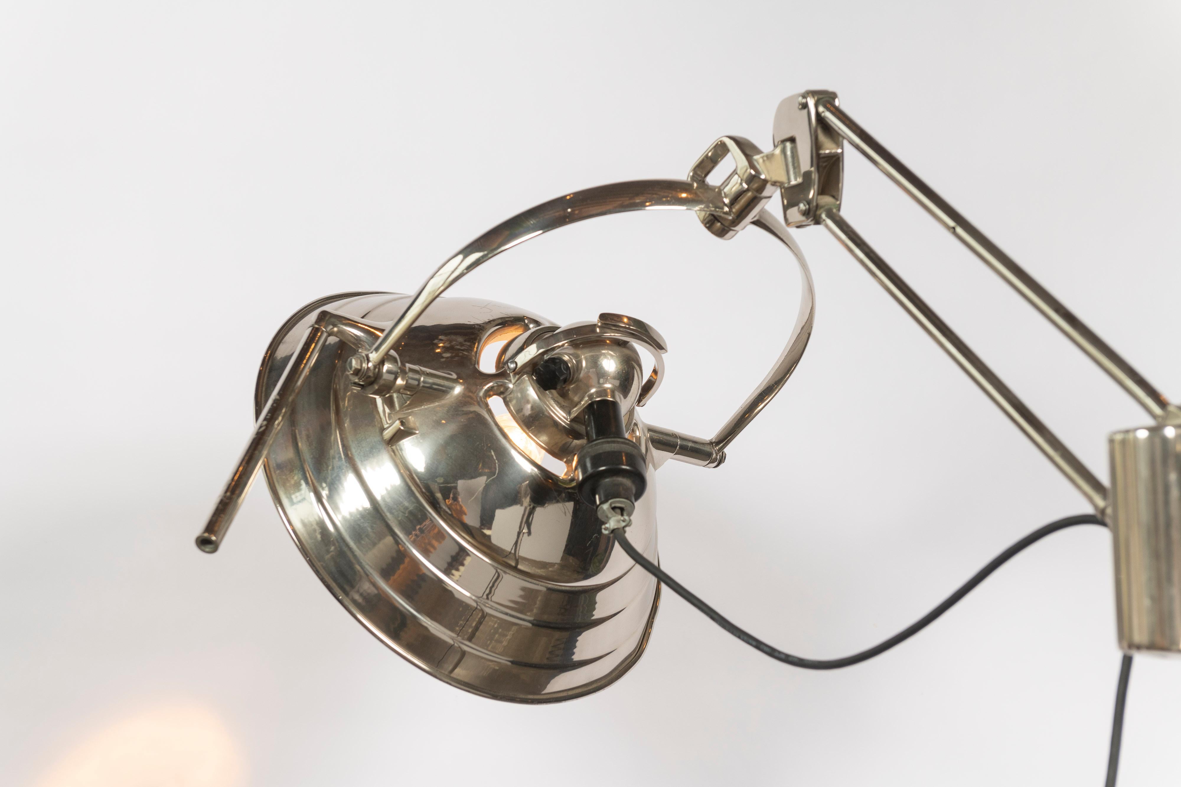 Moderne verchromte Industrielle Stehlampe, Mid-Century Modern (amerikanisch) im Angebot