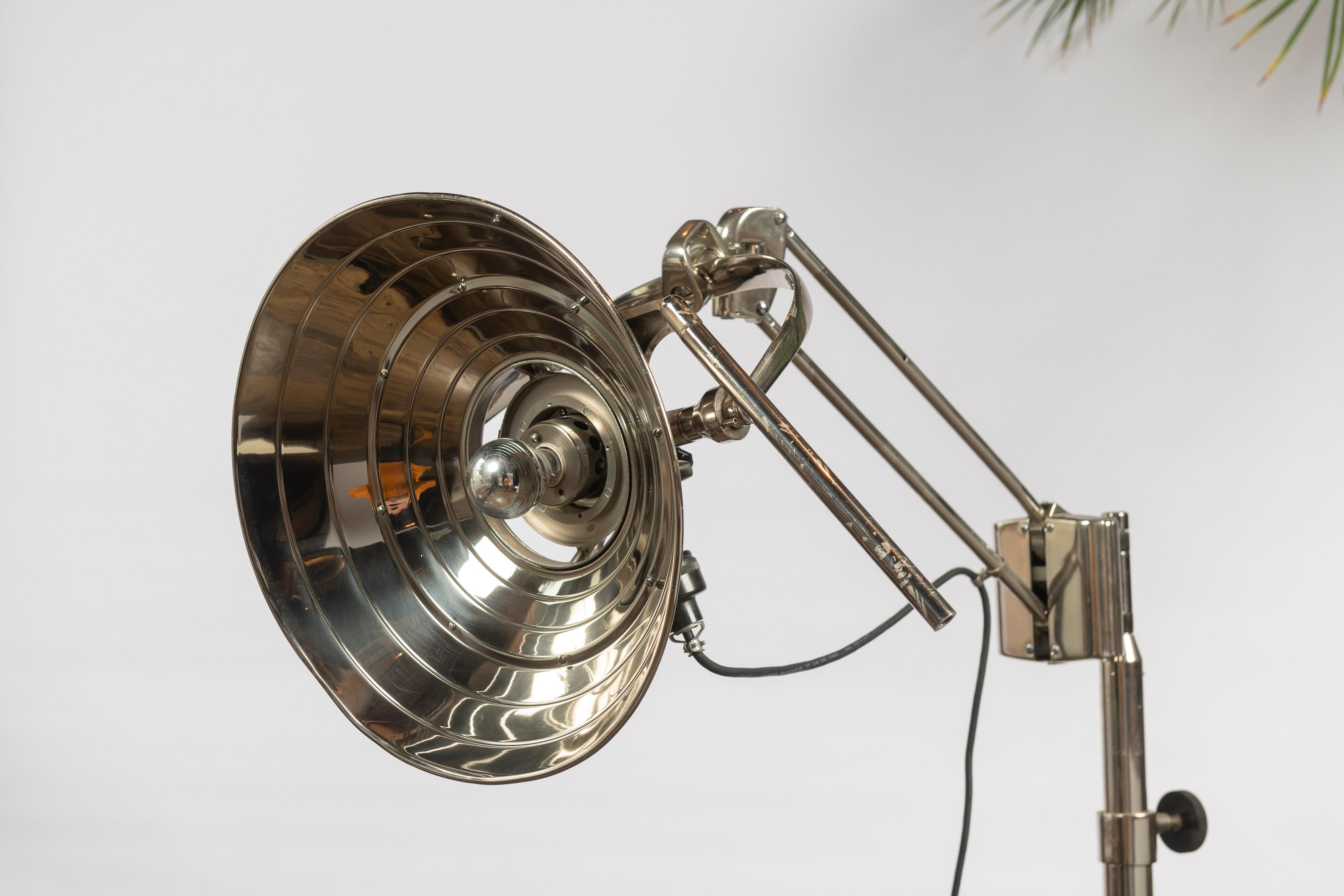 Moderne verchromte Industrielle Stehlampe, Mid-Century Modern (Metall) im Angebot