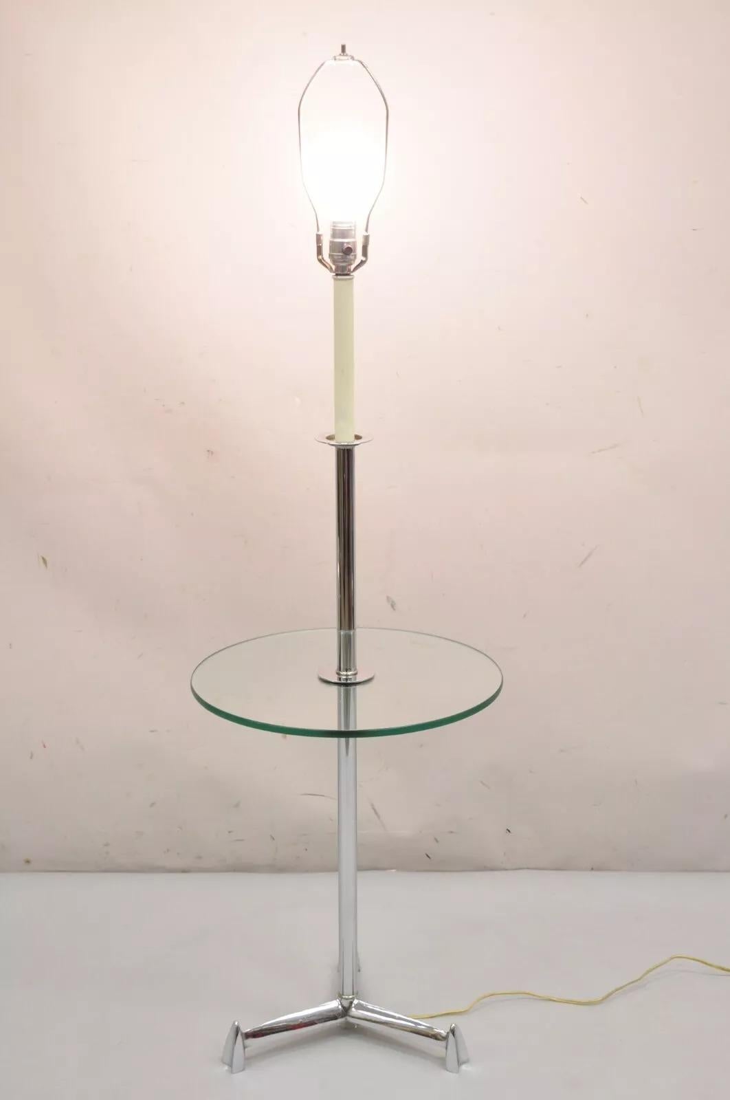 Vintage Mid Century Modern Chrome Space Age Tripod Base Round Glass Top Side Table Stehlampe mit gemeißelten Metallfüßen. Circa Mitte des 20. Jahrhunderts. Abmessungen: 52