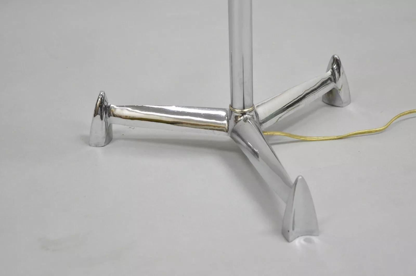 Vintage Mid-Century Modern Chrom Space Age Dreibein-Beistelltisch-Stehlampe, Mid-Century Modern (Adamstil) im Angebot