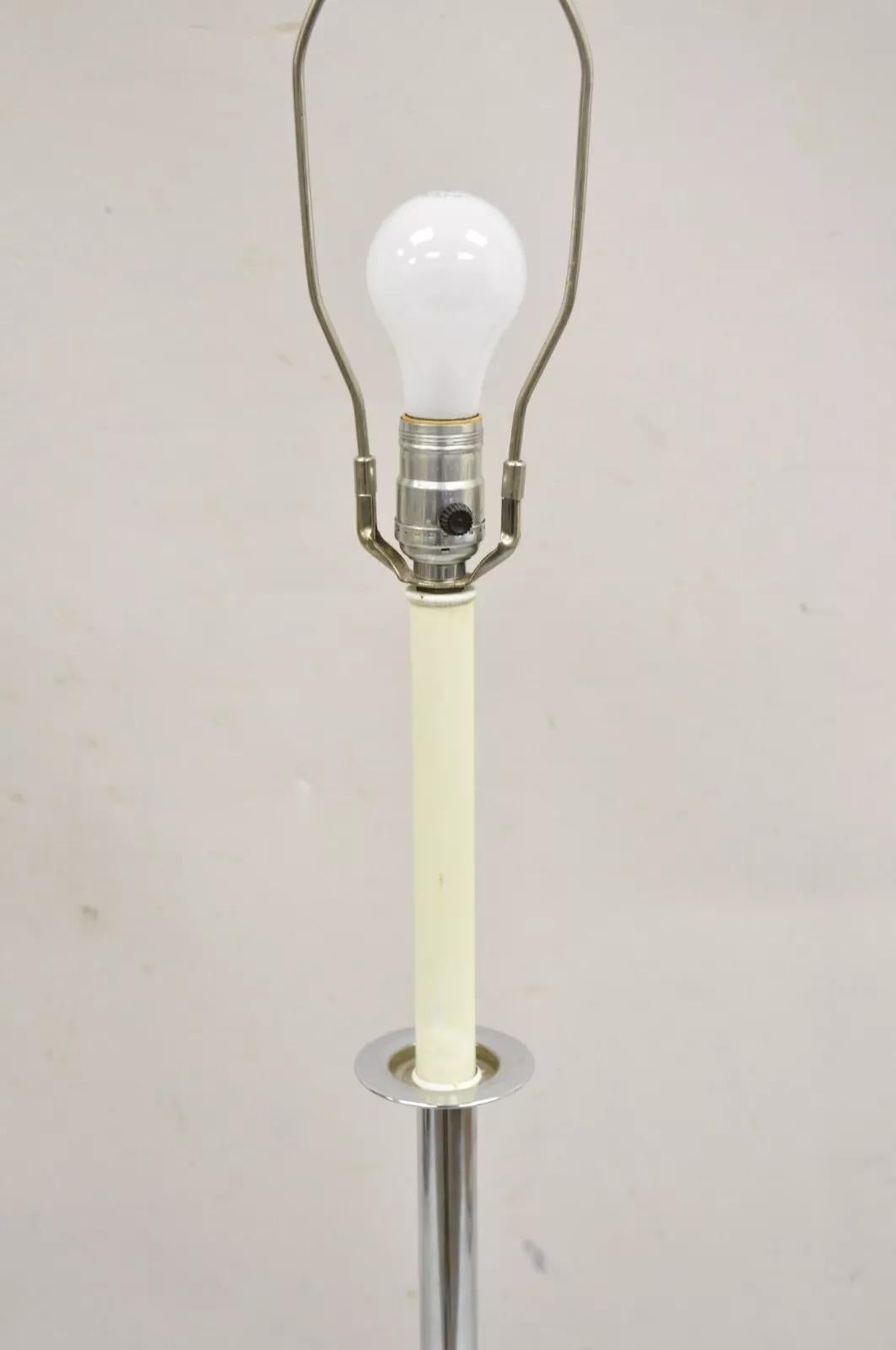 Vintage Mid-Century Modern Chrom Space Age Dreibein-Beistelltisch-Stehlampe, Mid-Century Modern (Unbekannt) im Angebot