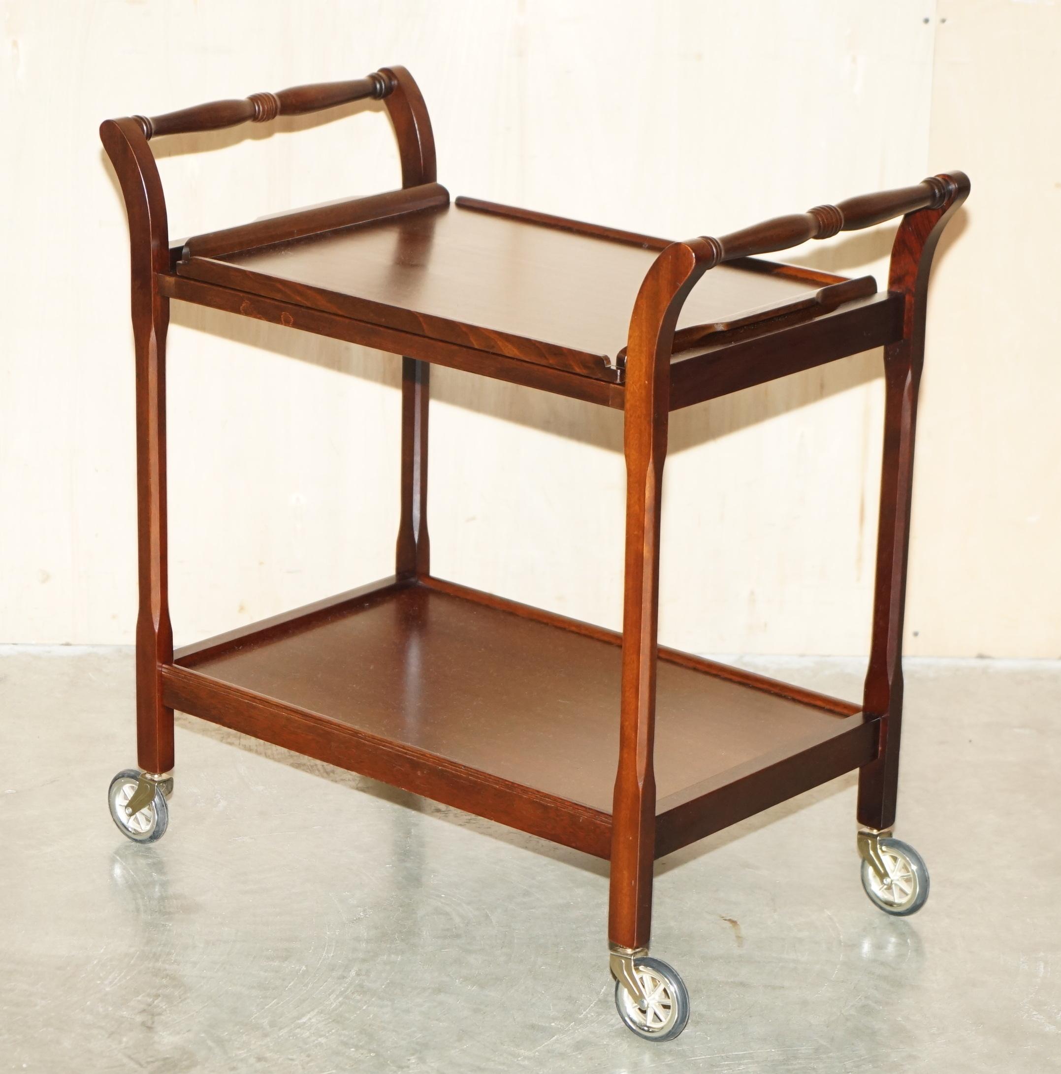 Royal House Antiques

The House Antiques a le plaisir de proposer à la vente cette jolie table roulante en acajou moderne du milieu du siècle avec plateau de service amovible.

Veuillez noter que les frais de livraison indiqués sont donnés à titre
