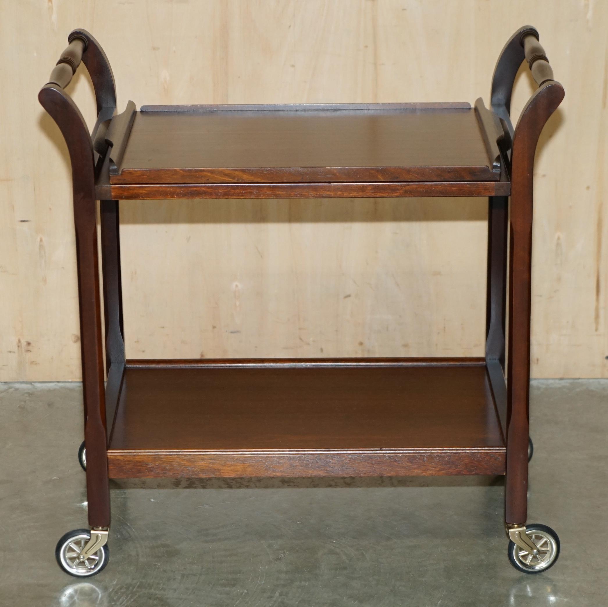 Mid-Century Modern TABLE TROLLEY MID CENTURY MODERN CIR des années 1970 EN HARDWOOD TROLLEY WITH REMOVABLE TRAY en vente