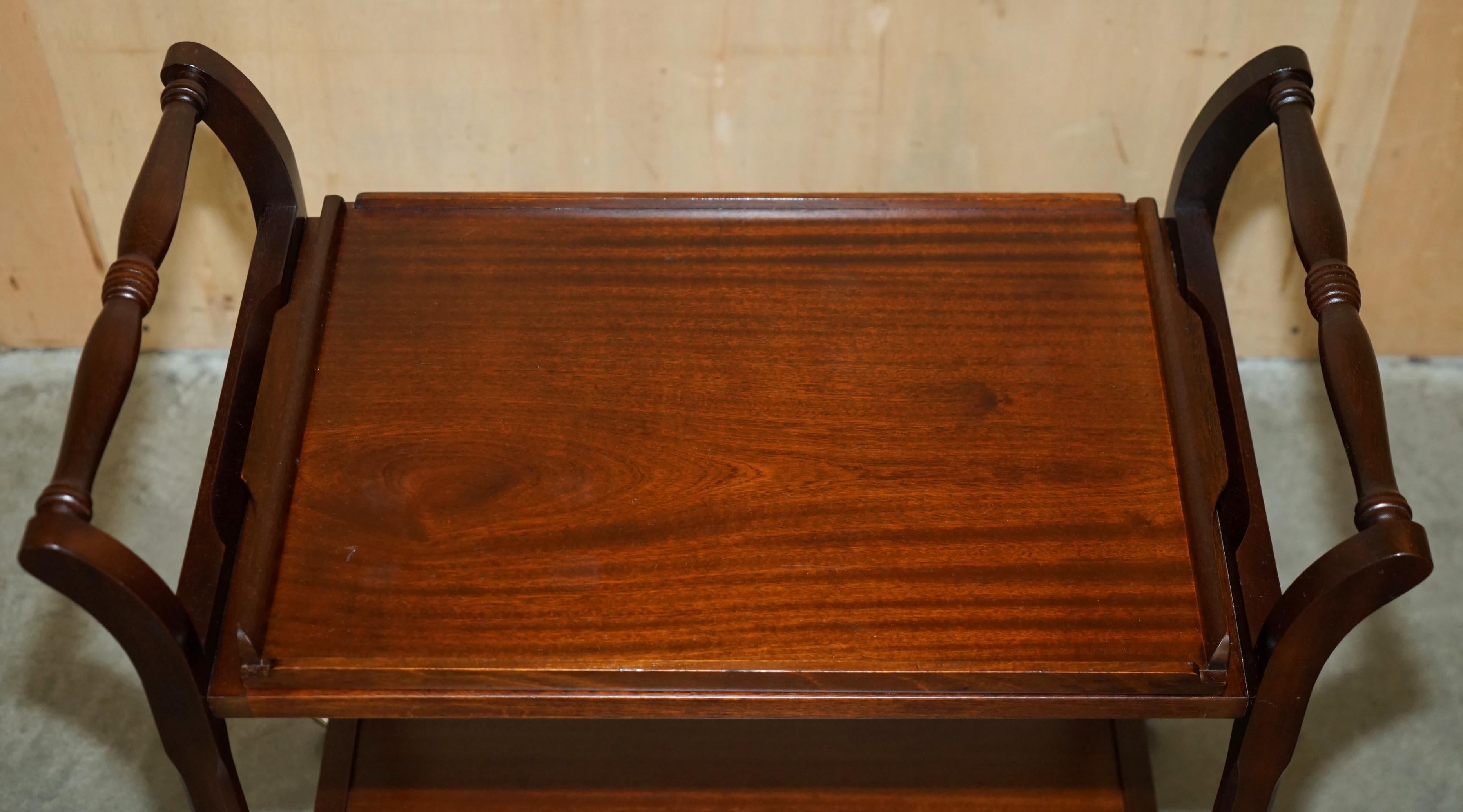 TABLE TROLLEY MID CENTURY MODERN CIR des années 1970 EN HARDWOOD TROLLEY WITH REMOVABLE TRAY Bon état - En vente à West Sussex, Pulborough