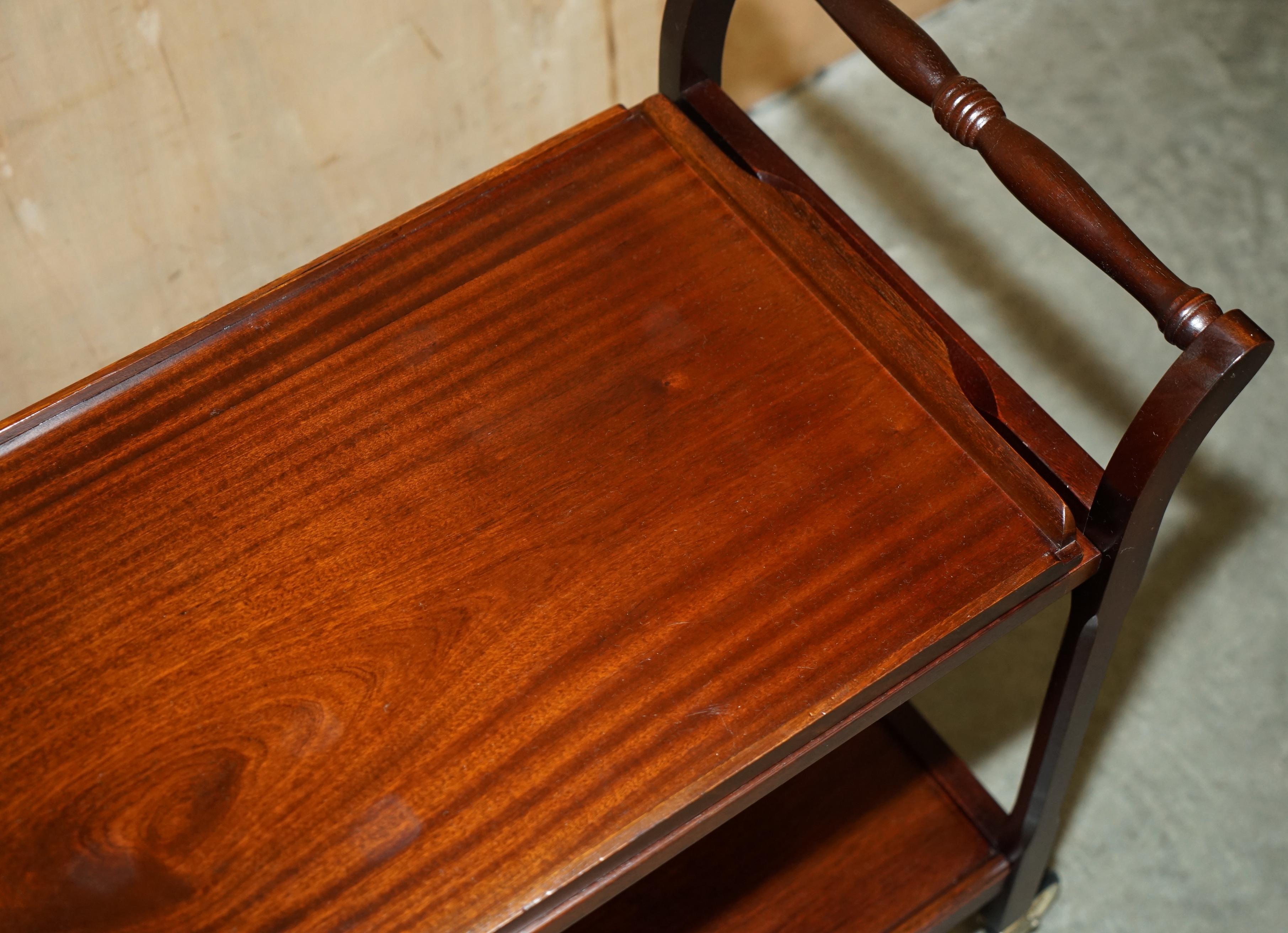 Fin du 20e siècle TABLE TROLLEY MID CENTURY MODERN CIR des années 1970 EN HARDWOOD TROLLEY WITH REMOVABLE TRAY en vente