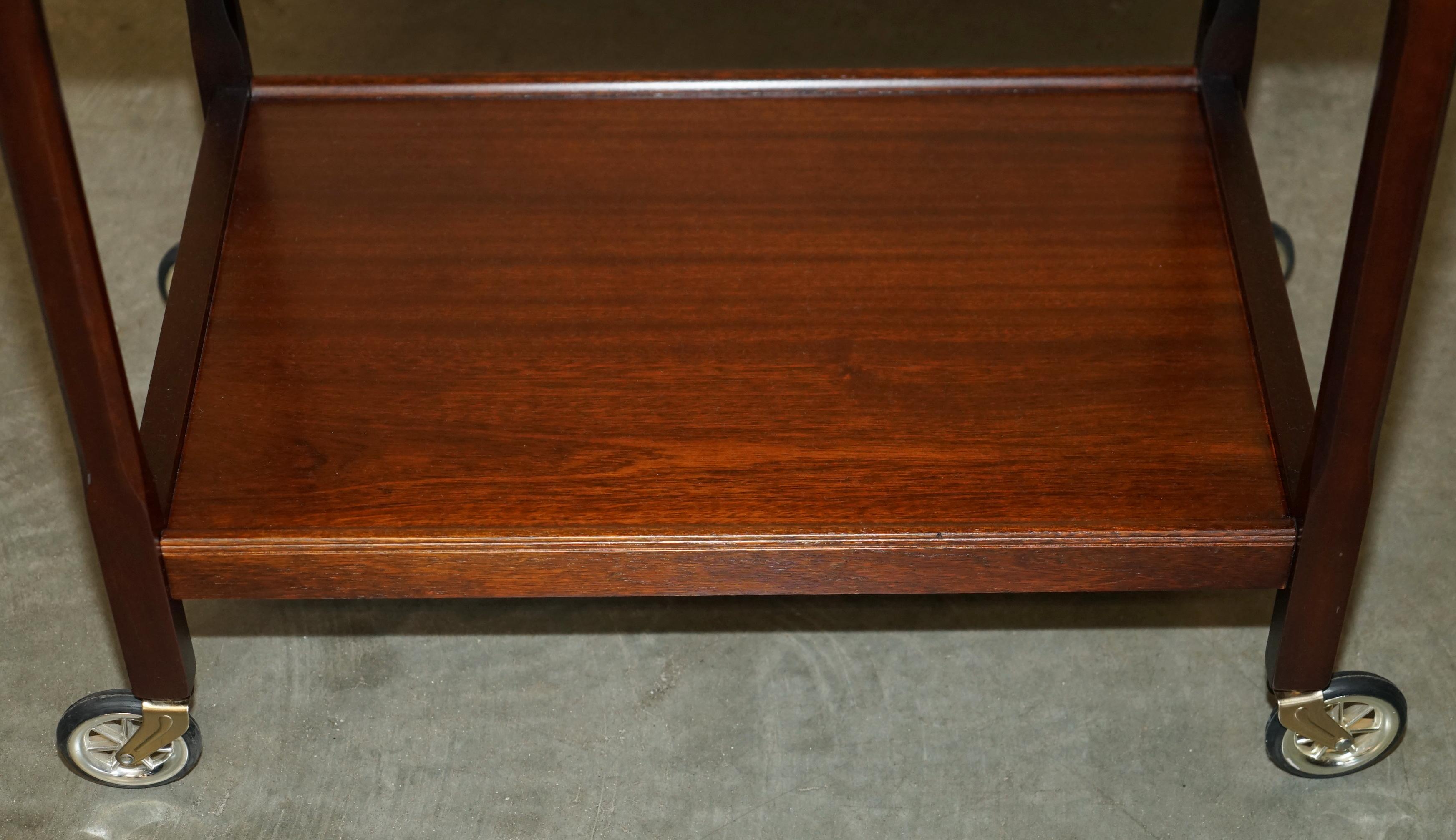 Bois de feuillus TABLE TROLLEY MID CENTURY MODERN CIR des années 1970 EN HARDWOOD TROLLEY WITH REMOVABLE TRAY en vente