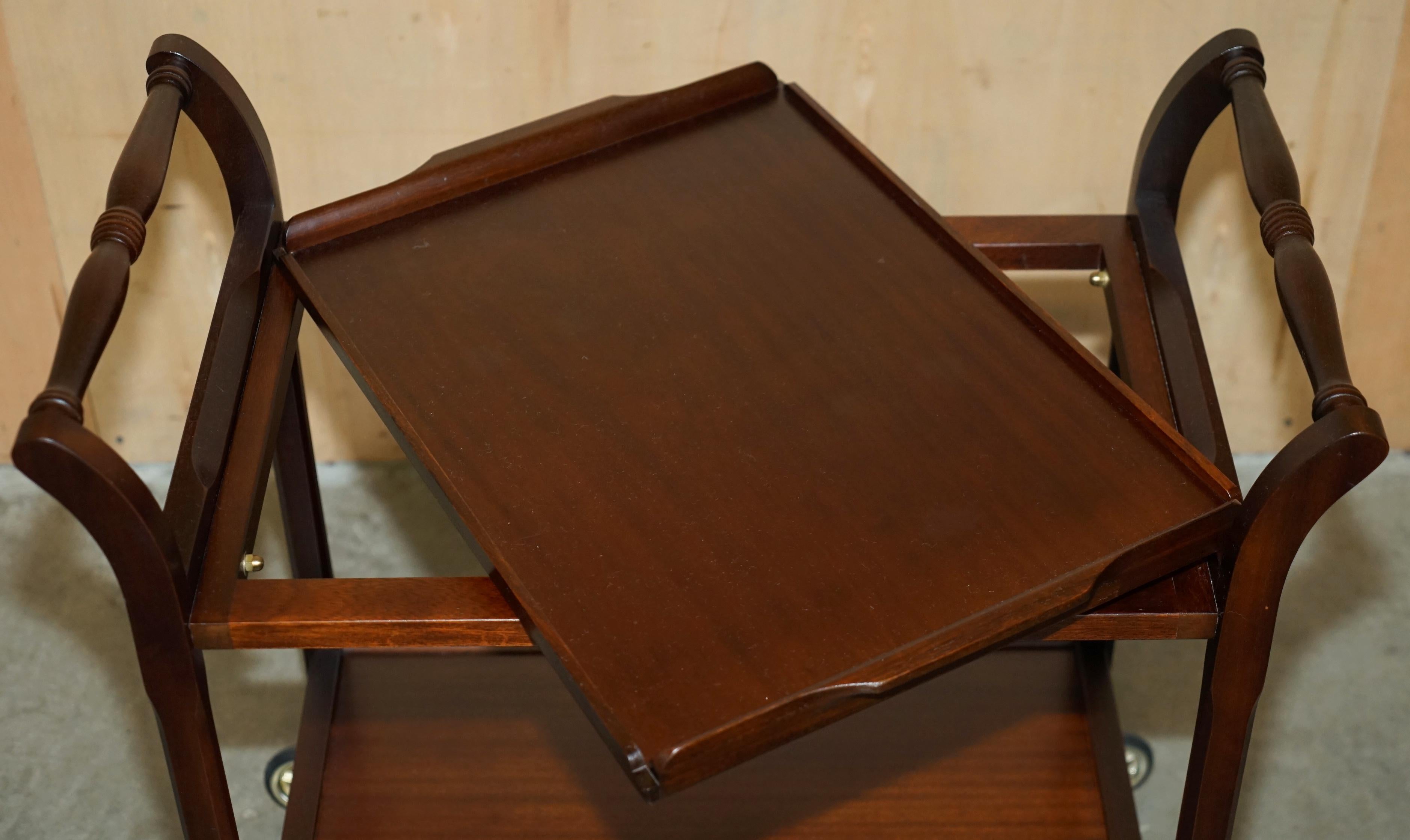 TABLE TROLLEY MID CENTURY MODERN CIR des années 1970 EN HARDWOOD TROLLEY WITH REMOVABLE TRAY en vente 1