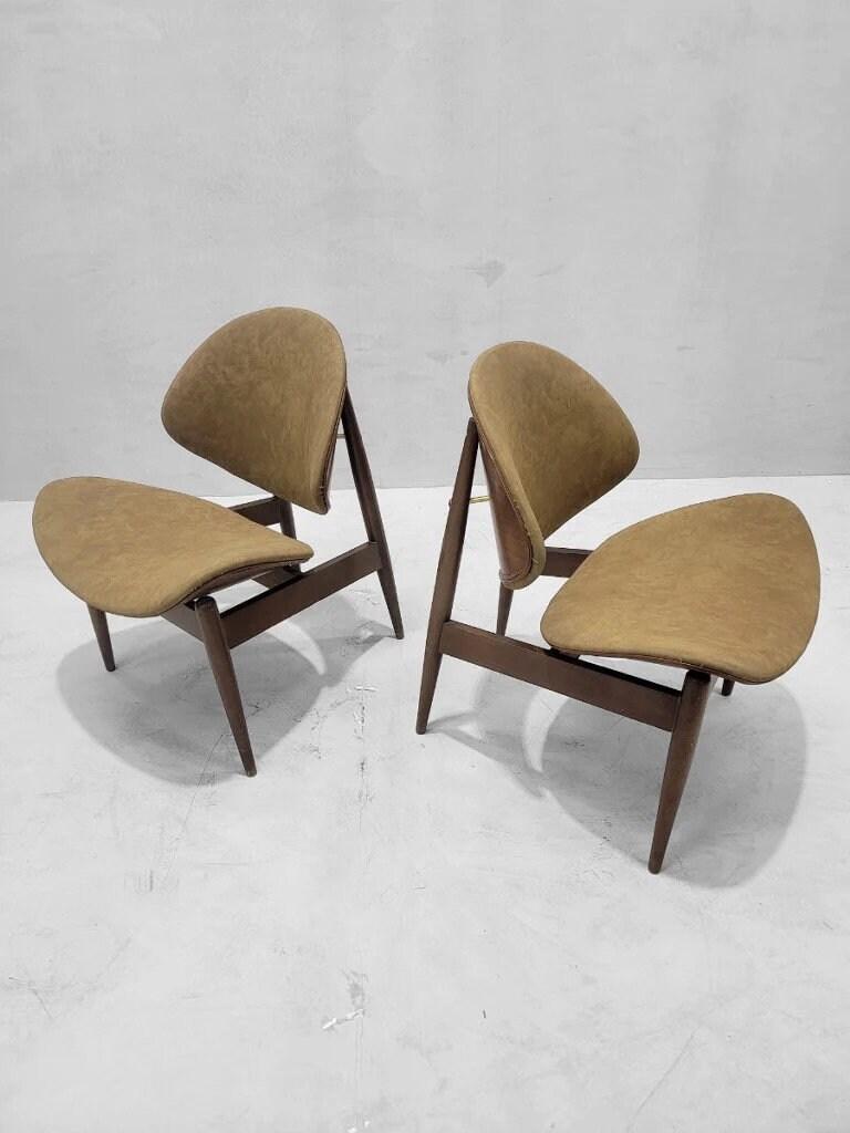 Vintage Mid Century Modern Clam Shell Chairs by Seymour James Weiner for Kodawood - Set of 4

Featuring 4 vintage MCM “Clam Shell” armchairs designed by Seymour J. Wiener for Kodawood in the United States, circa 1960s. The chair's structure has been
