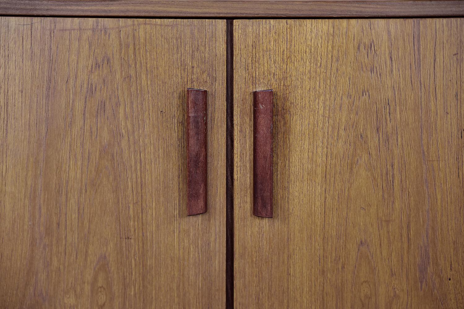 Scandinave moderne Vintage Mid-Century Modern Classic Scandinavian Cabinet en teck avec étagères, 1960s