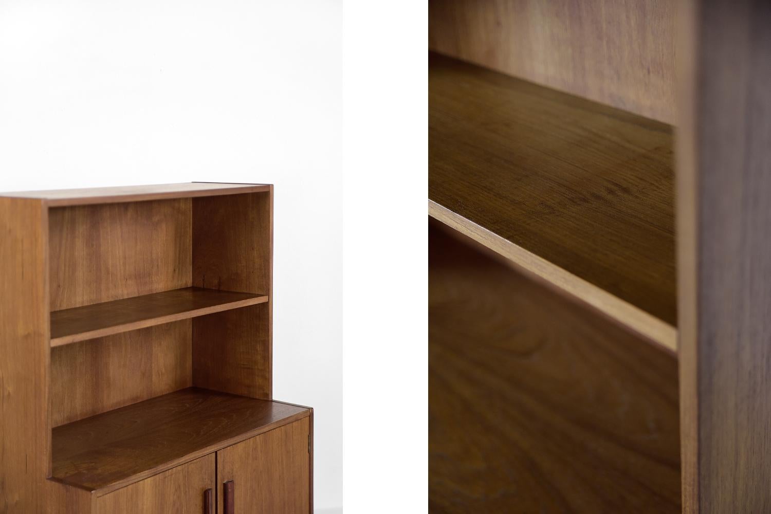 Vintage Mid-Century Modern Classic Scandinavian Cabinet en teck avec étagères, 1960s Bon état à Warszawa, Mazowieckie