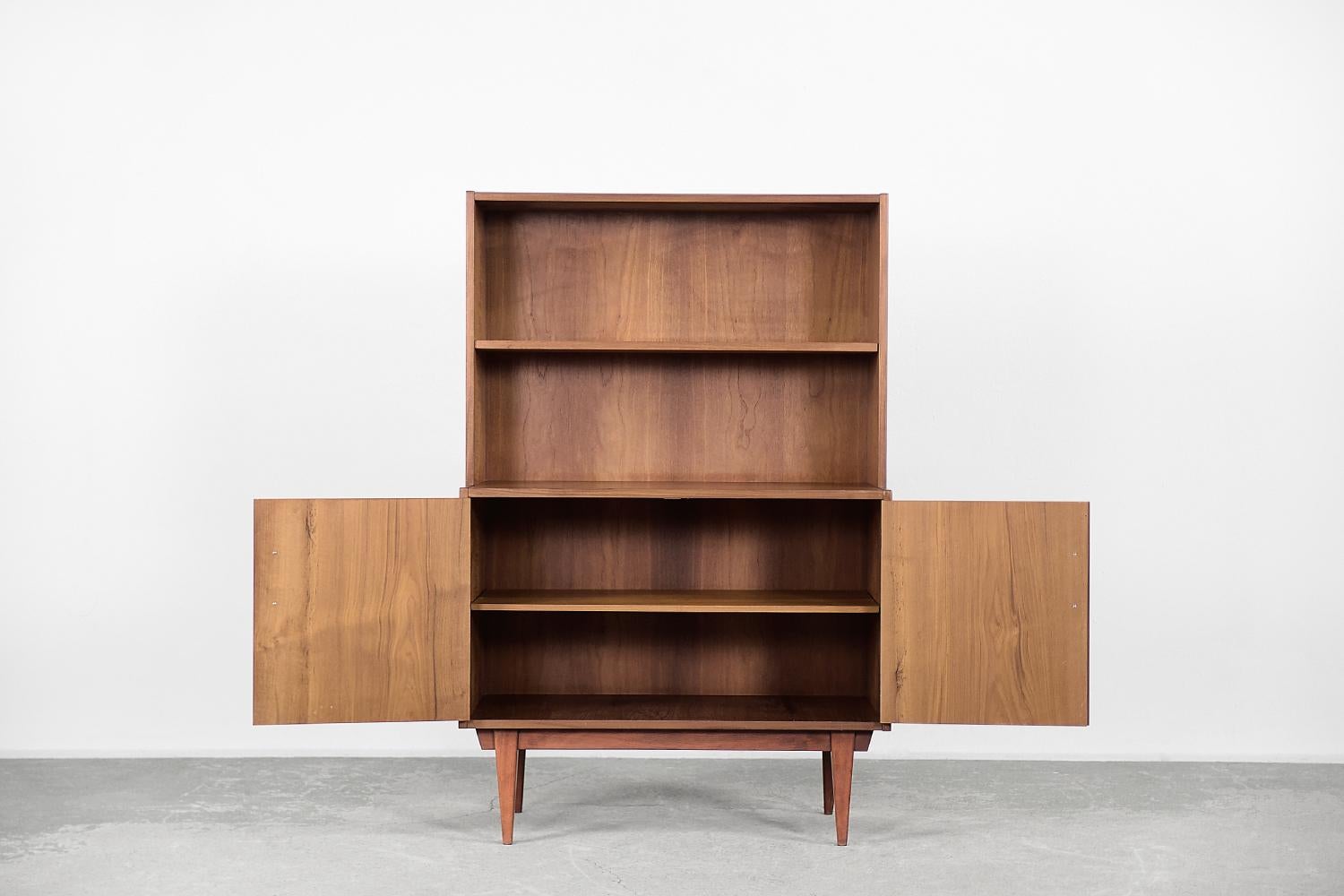 Milieu du XXe siècle Vintage Mid-Century Modern Classic Scandinavian Cabinet en teck avec étagères, 1960s en vente