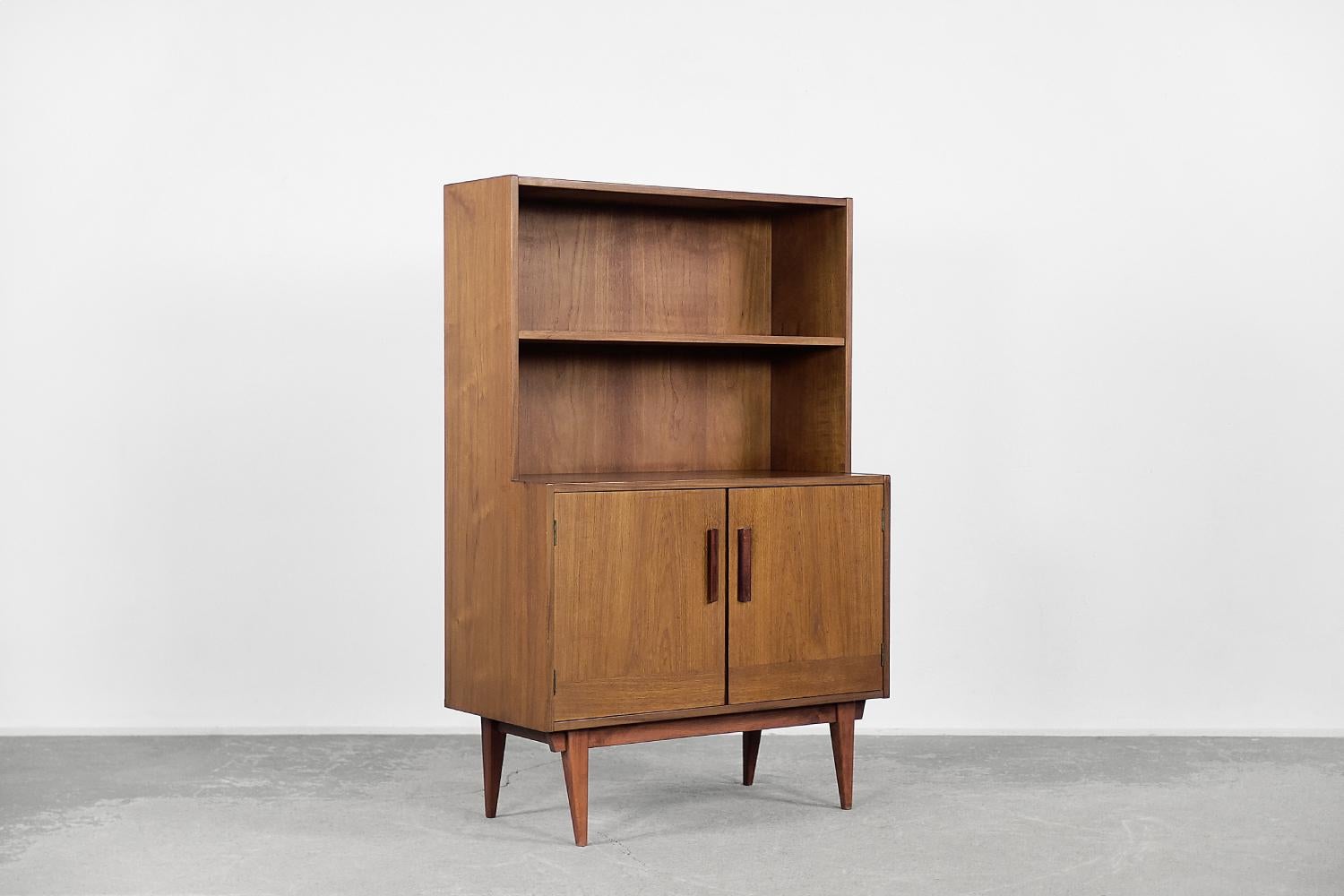 Vintage Mid-Century Modern Classic Scandinavian Cabinet en teck avec étagères, 1960s en vente 1