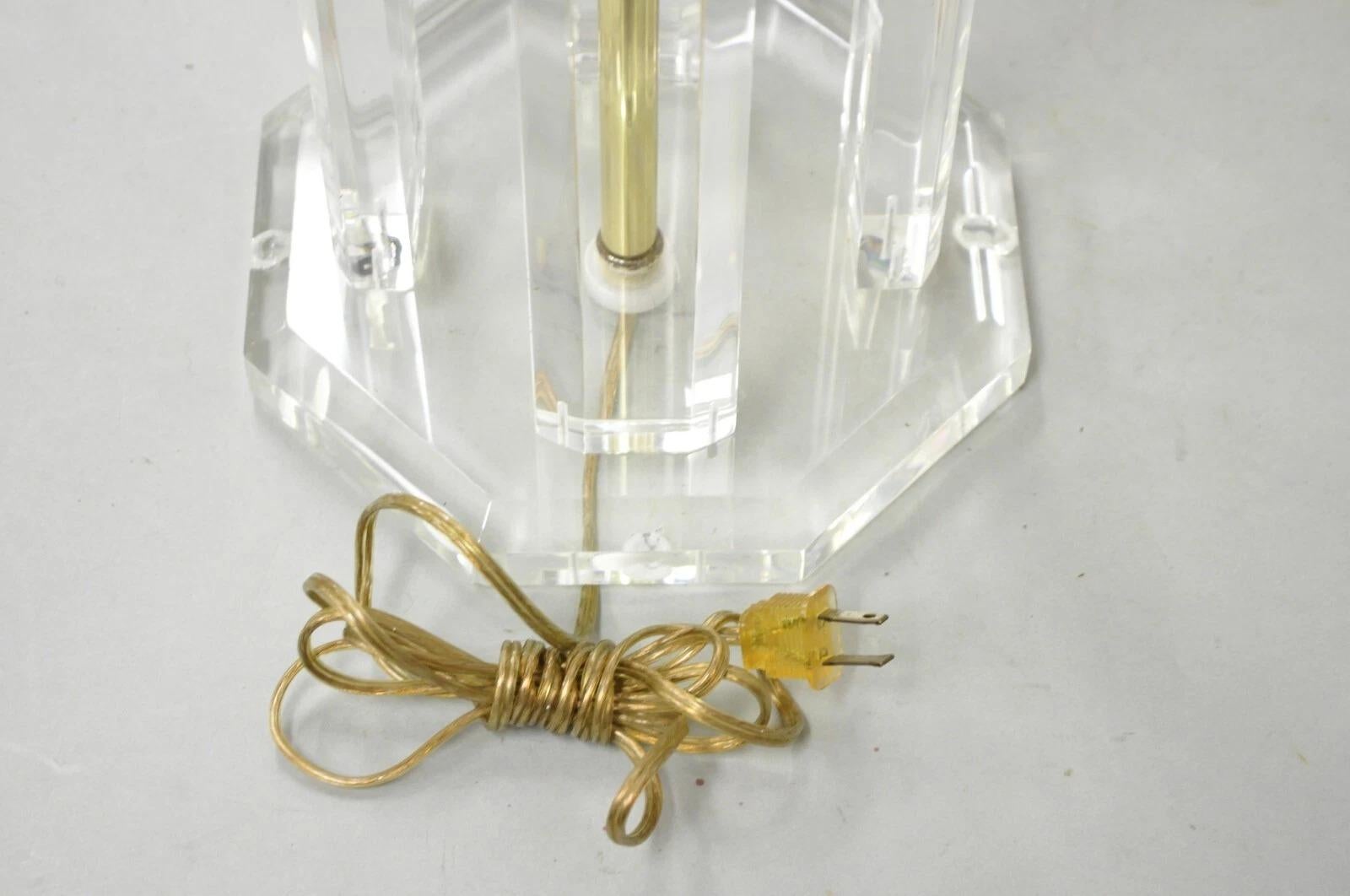 Vintage Mid Century Modern Clear Lucite & Brass Sculptural Modernist Table Lamp en vente 4