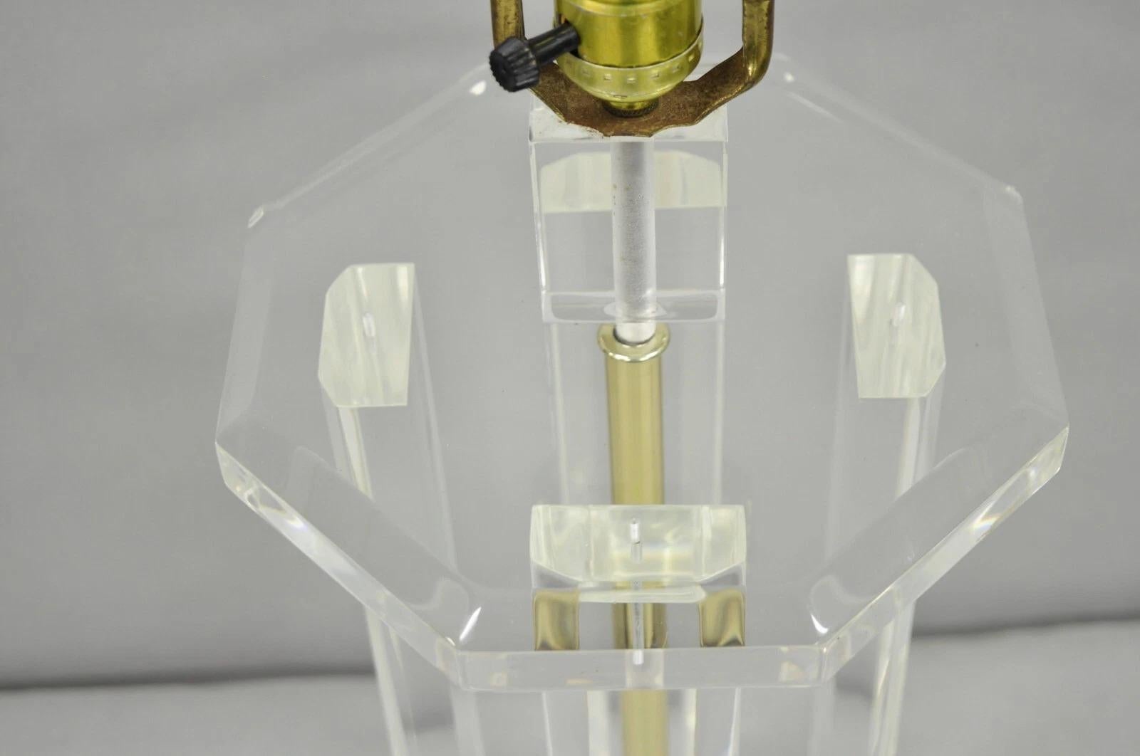 Vintage Mid Century Modern Clear Lucite & Brass Sculptural Modernist Table Lamp en vente 5
