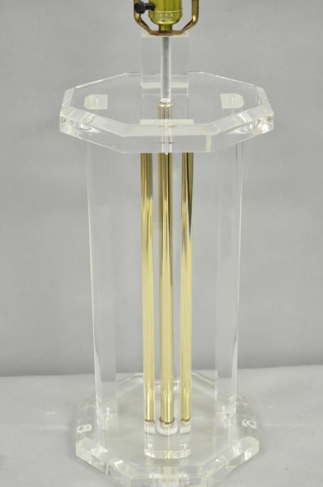 Vintage Mid Century Modern Clear Lucite & Brass Sculptural Modernist Table Lamp en vente 6