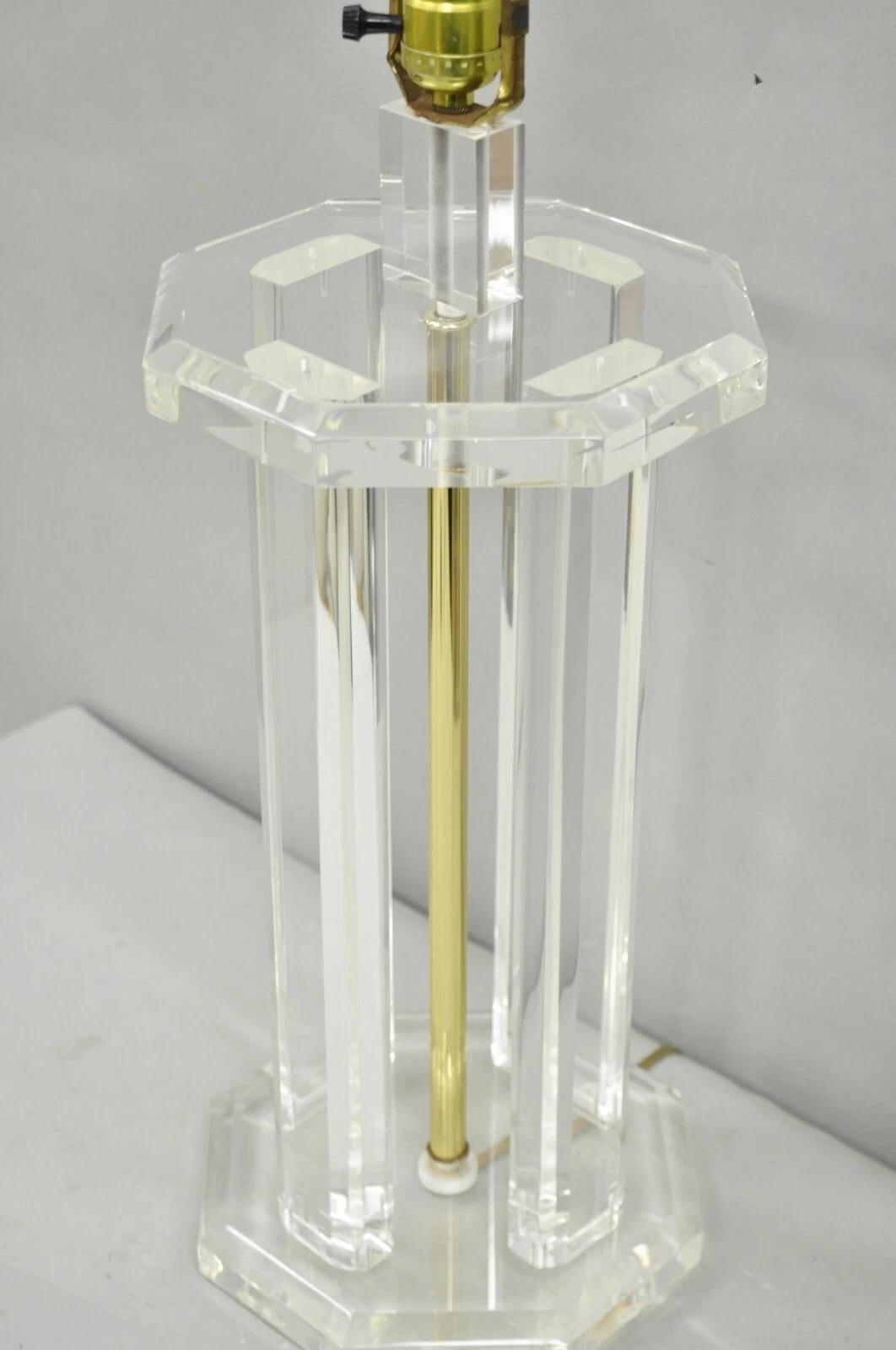 Mid-Century Modern Vintage Mid Century Modern Clear Lucite & Brass Sculptural Modernist Table Lamp en vente