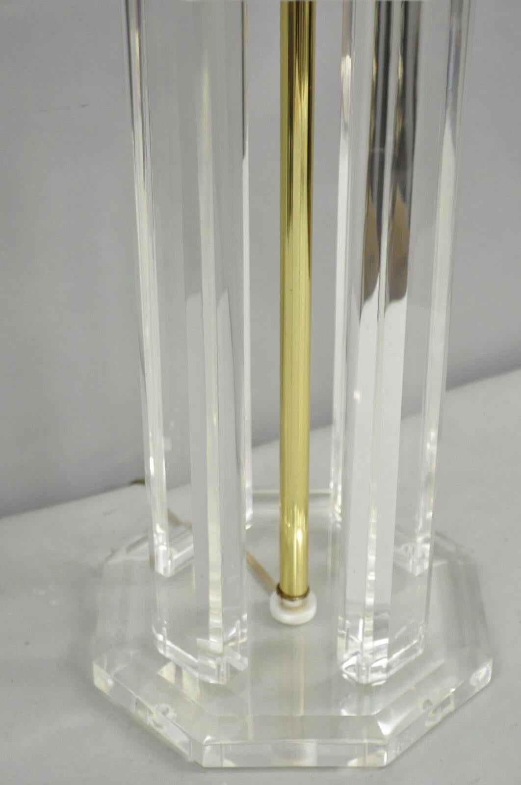 Inconnu Vintage Mid Century Modern Clear Lucite & Brass Sculptural Modernist Table Lamp en vente