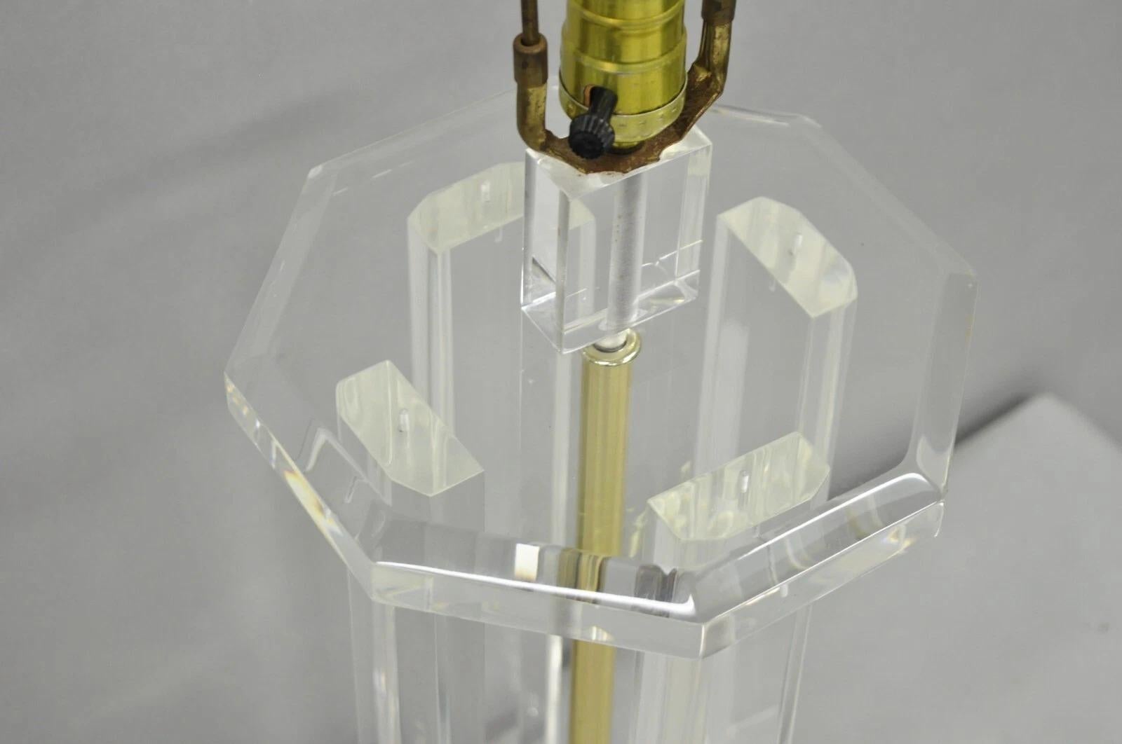 Vintage Mid Century Modern Clear Lucite & Brass Sculptural Modernist Table Lamp Bon état - En vente à Philadelphia, PA