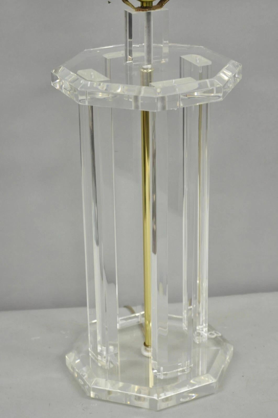 20ième siècle Vintage Mid Century Modern Clear Lucite & Brass Sculptural Modernist Table Lamp en vente