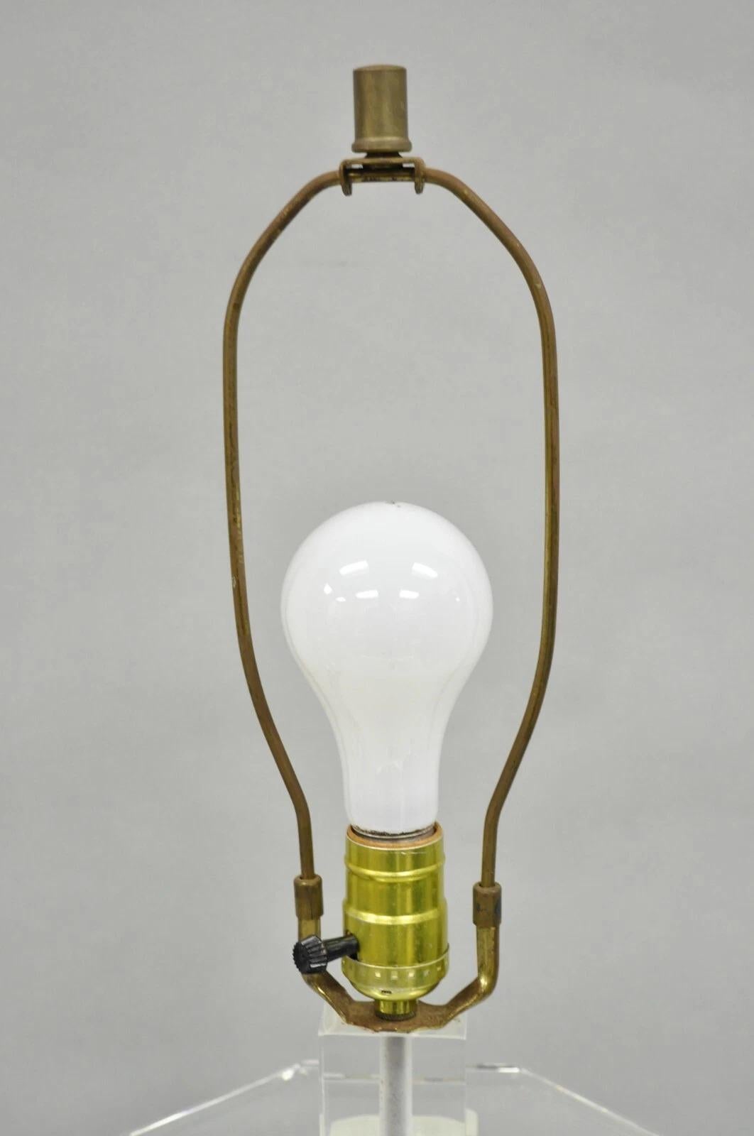 Vintage Mid Century Modern Clear Lucite & Brass Sculptural Modernist Table Lamp en vente 1