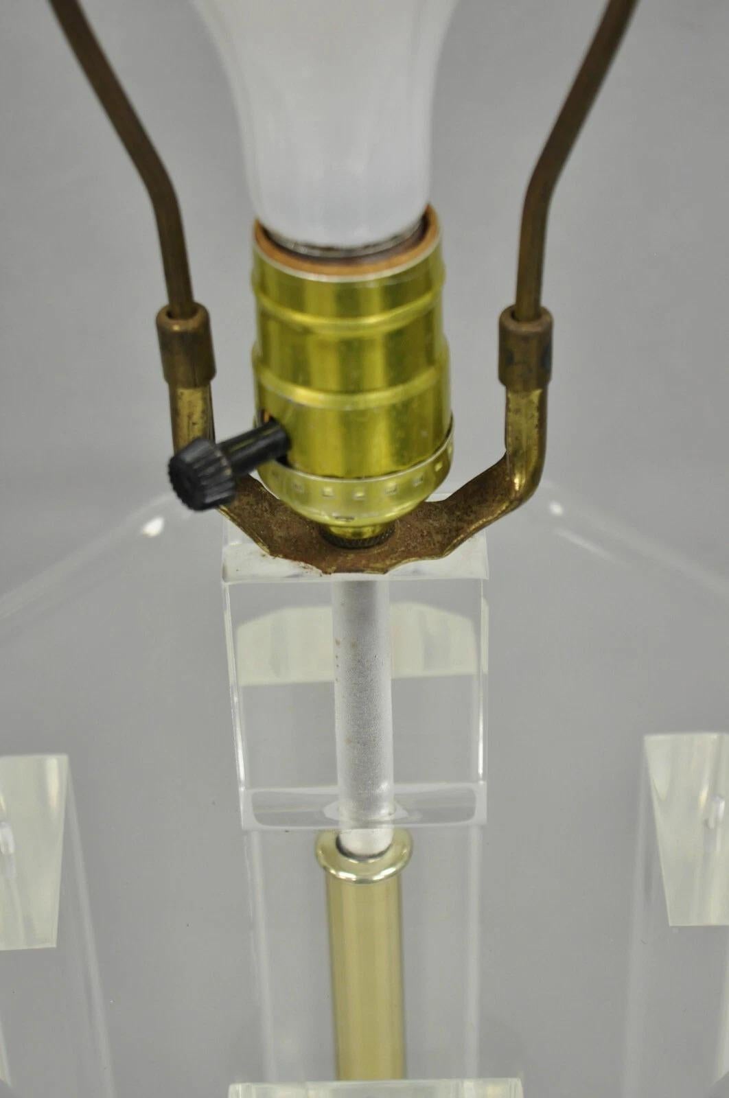 Vintage Mid Century Modern Clear Lucite & Brass Sculptural Modernist Table Lamp en vente 2