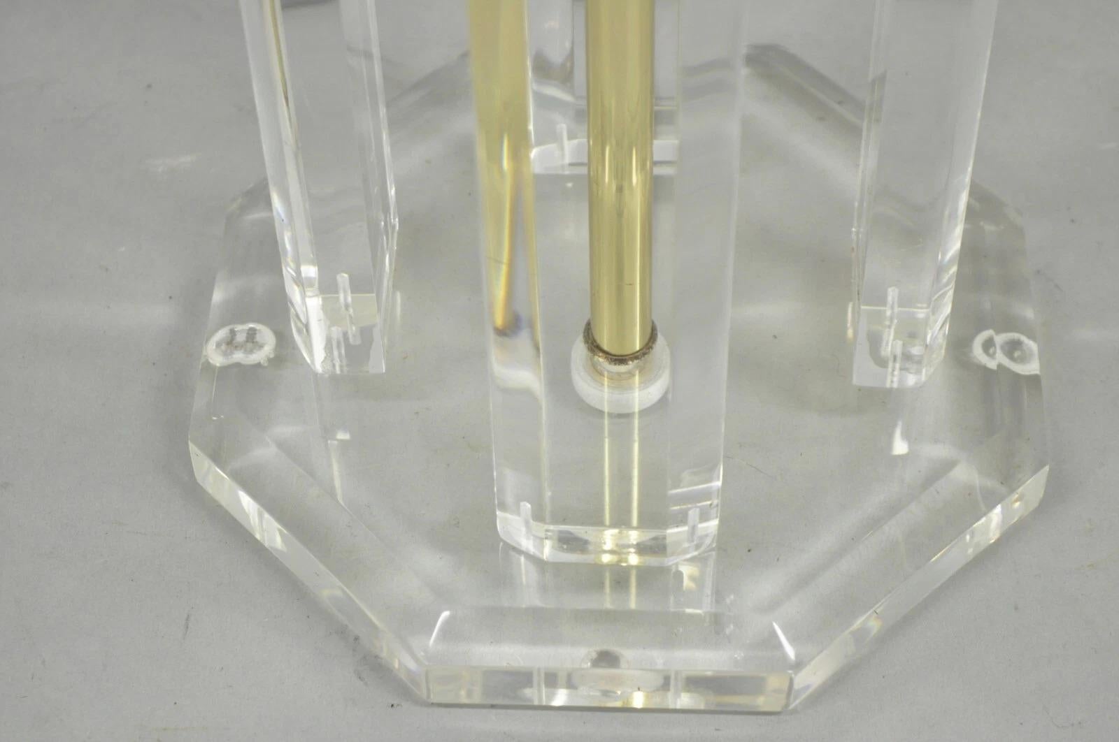 Vintage Mid Century Modern Clear Lucite & Brass Sculptural Modernist Table Lamp en vente 3