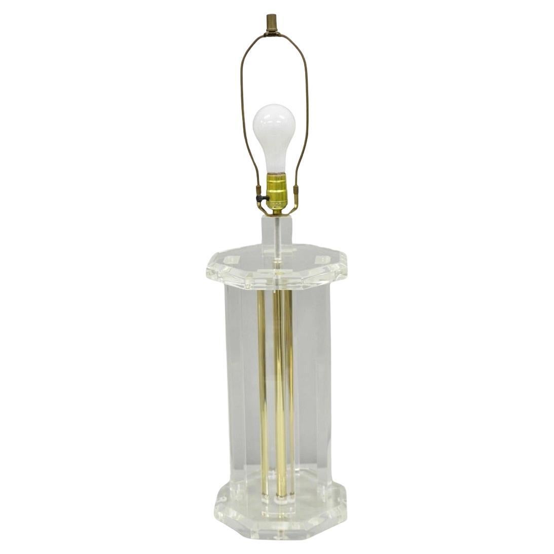 Vintage Mid Century Modern Clear Lucite & Brass Sculptural Modernist Table Lamp en vente