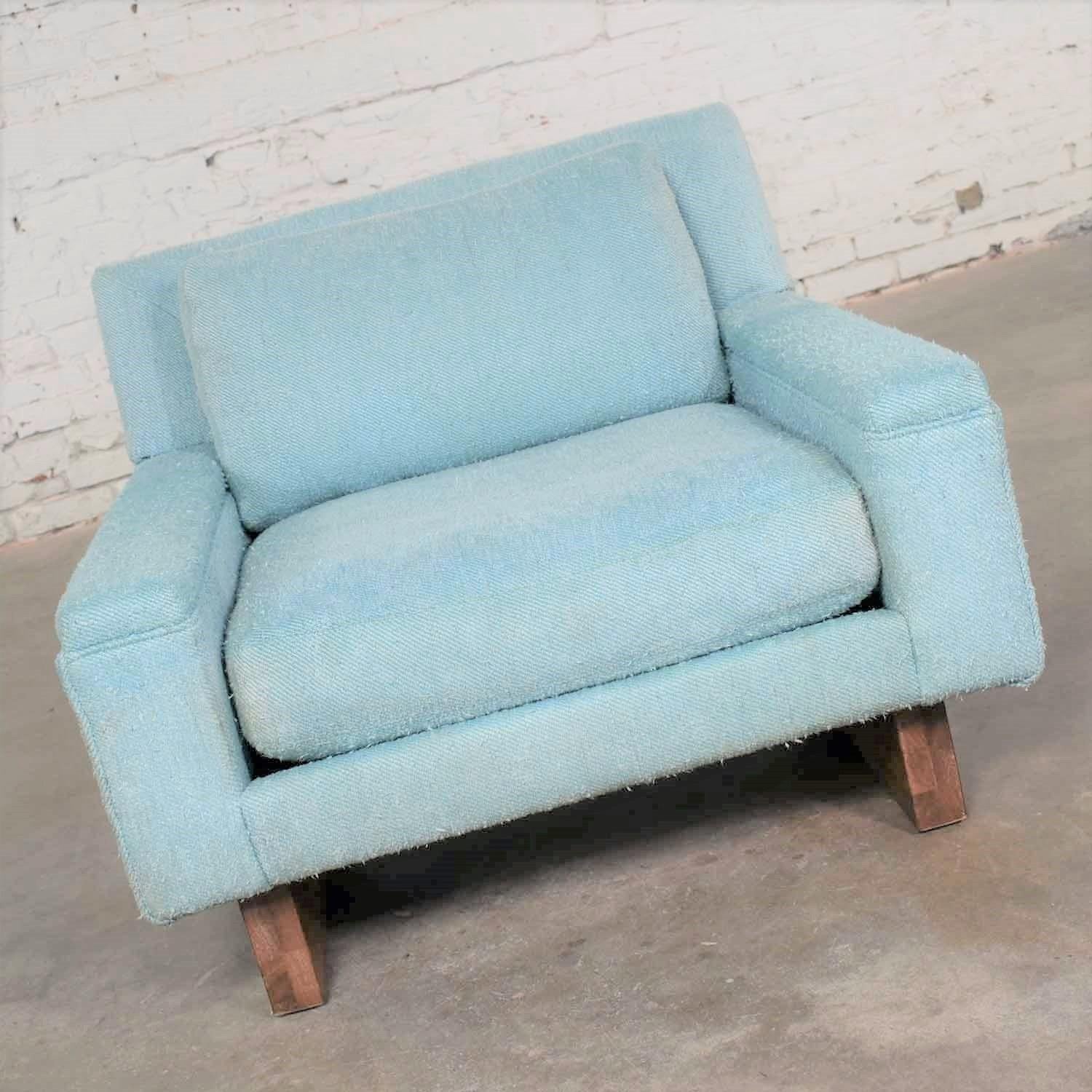 Handsome Mid-Century Modern club chair or lounge chair from the Flair Division of Bernhardt Furniture. It is in wonderful vintage condition and wearing its original light turquoise blue nubby fabric. It has been professionally cleaned but the fabric
