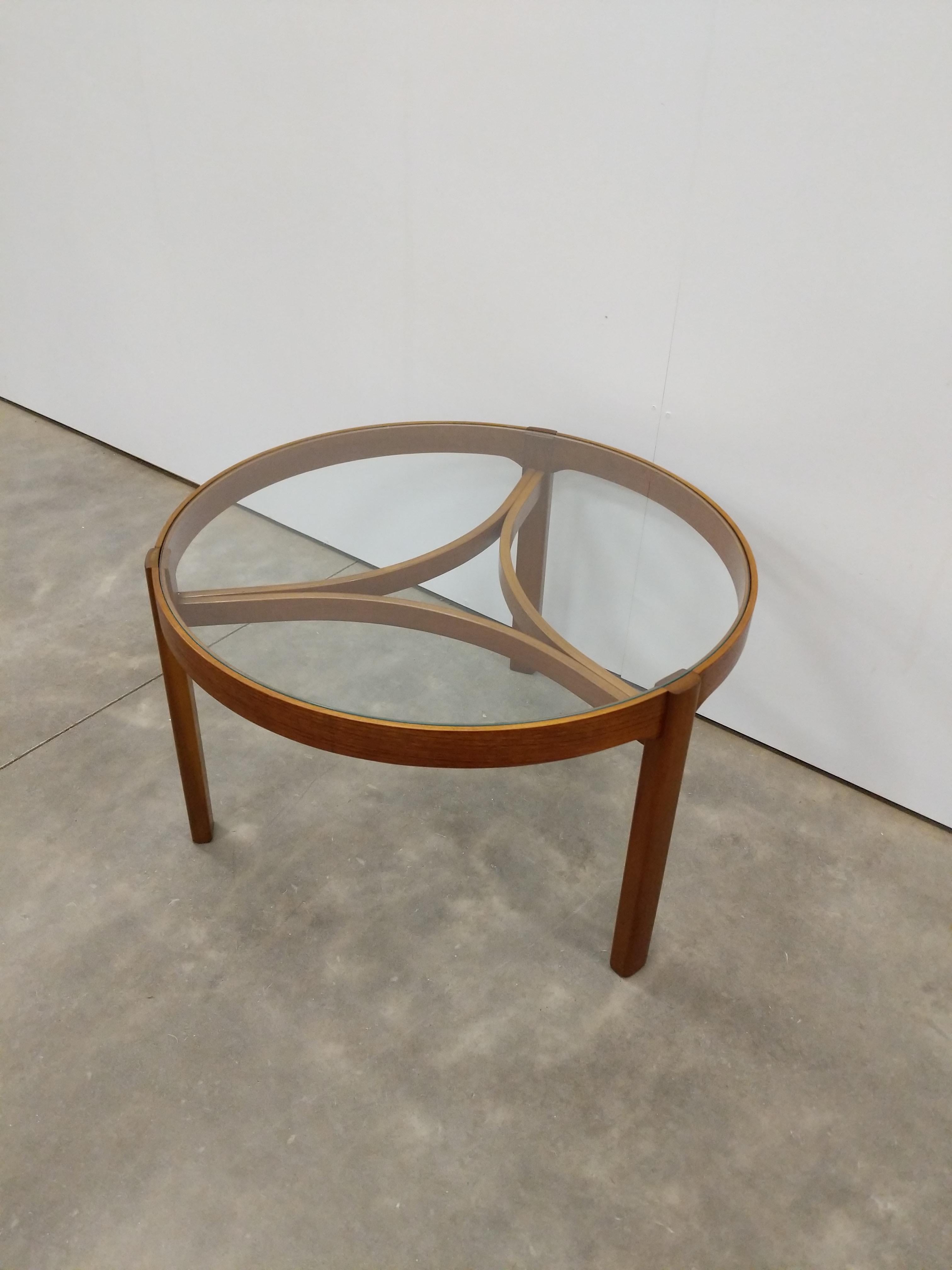 Authentic vintage mid century modern coffee table with glass top.

By Nathan & Co.

This table is in excellent condition with very few signs of age-related wear (see photos).

If you would like any additional details, please contact