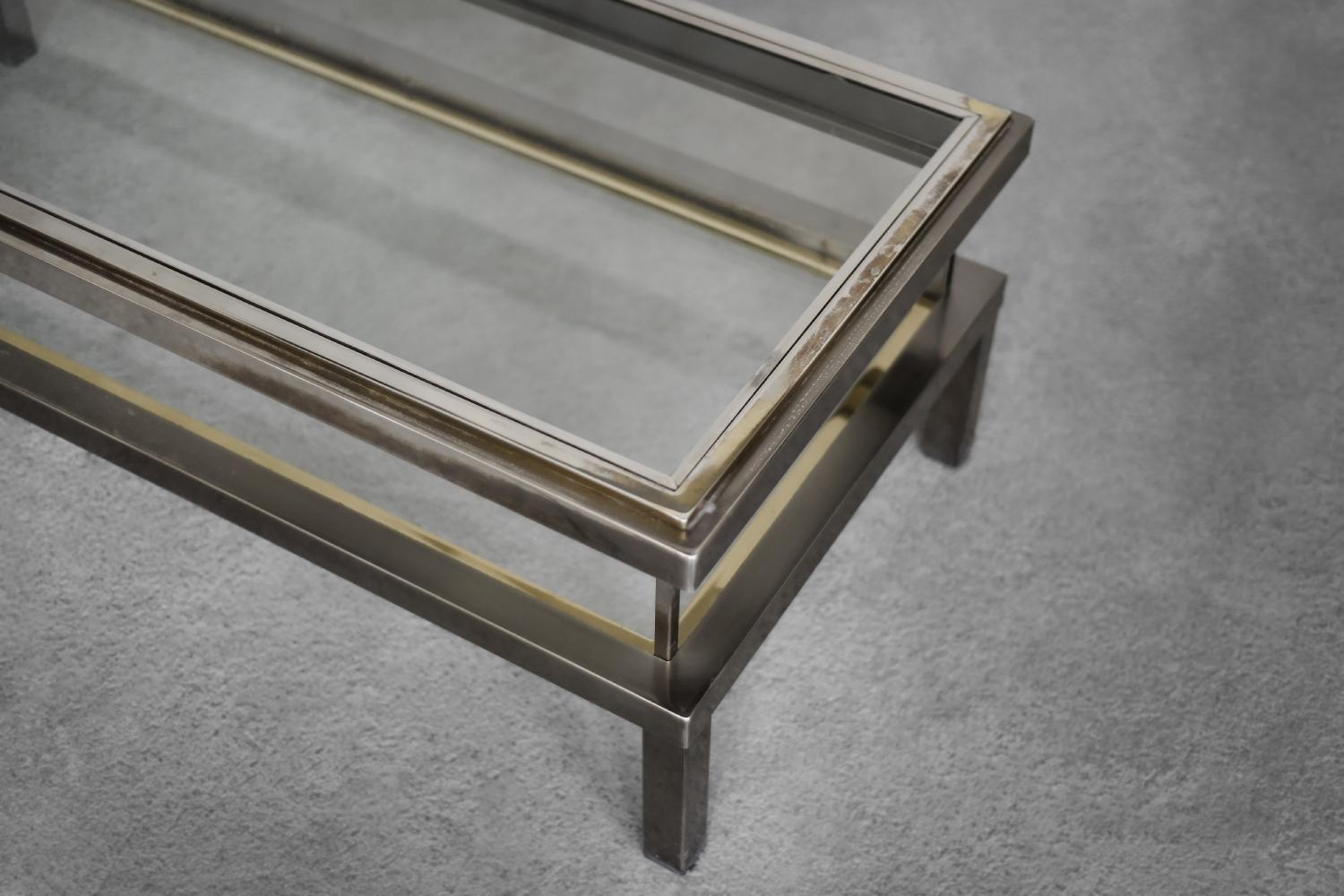 Laiton Table basse moderne du milieu du siècle avec étui en verre de la Maison Jansen, 1970 en vente