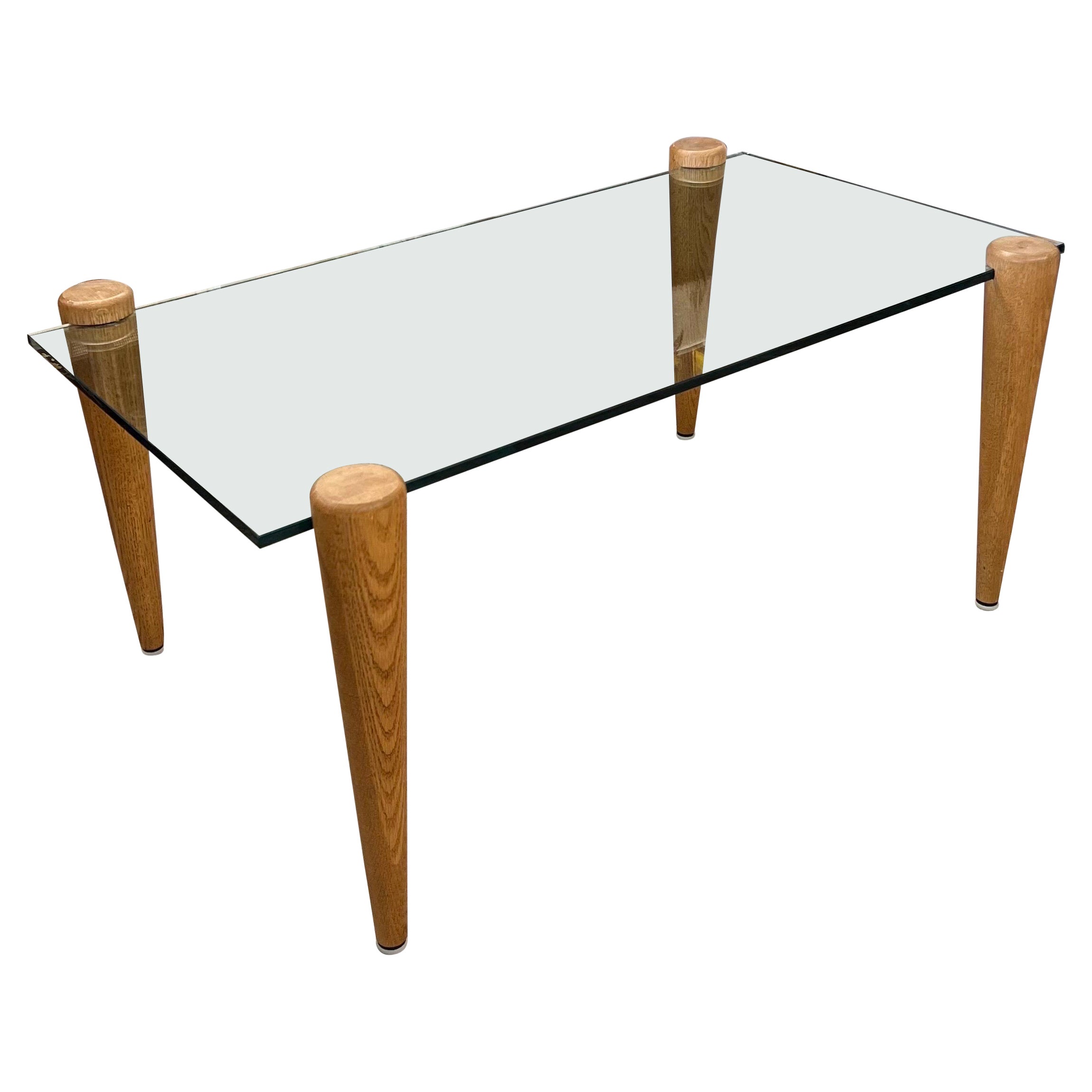 Mesa de centro vintage de mediados de siglo con tapa de cristal y patas de madera maciza