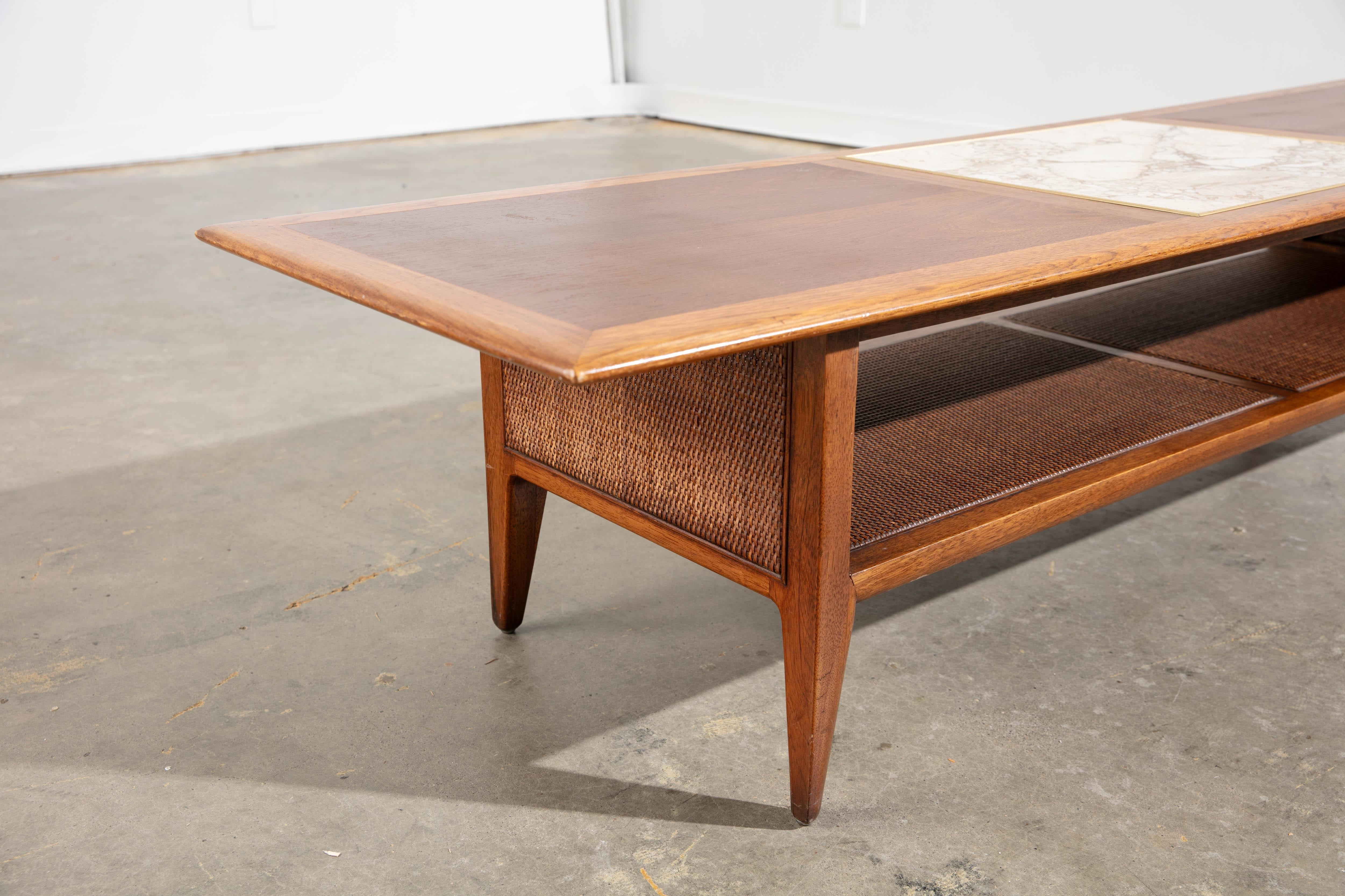 Moderner Vintage-Couchtisch aus der Mitte des Jahrhunderts mit Marmoreinsatz und Regal aus Schilfrohr im Angebot 5