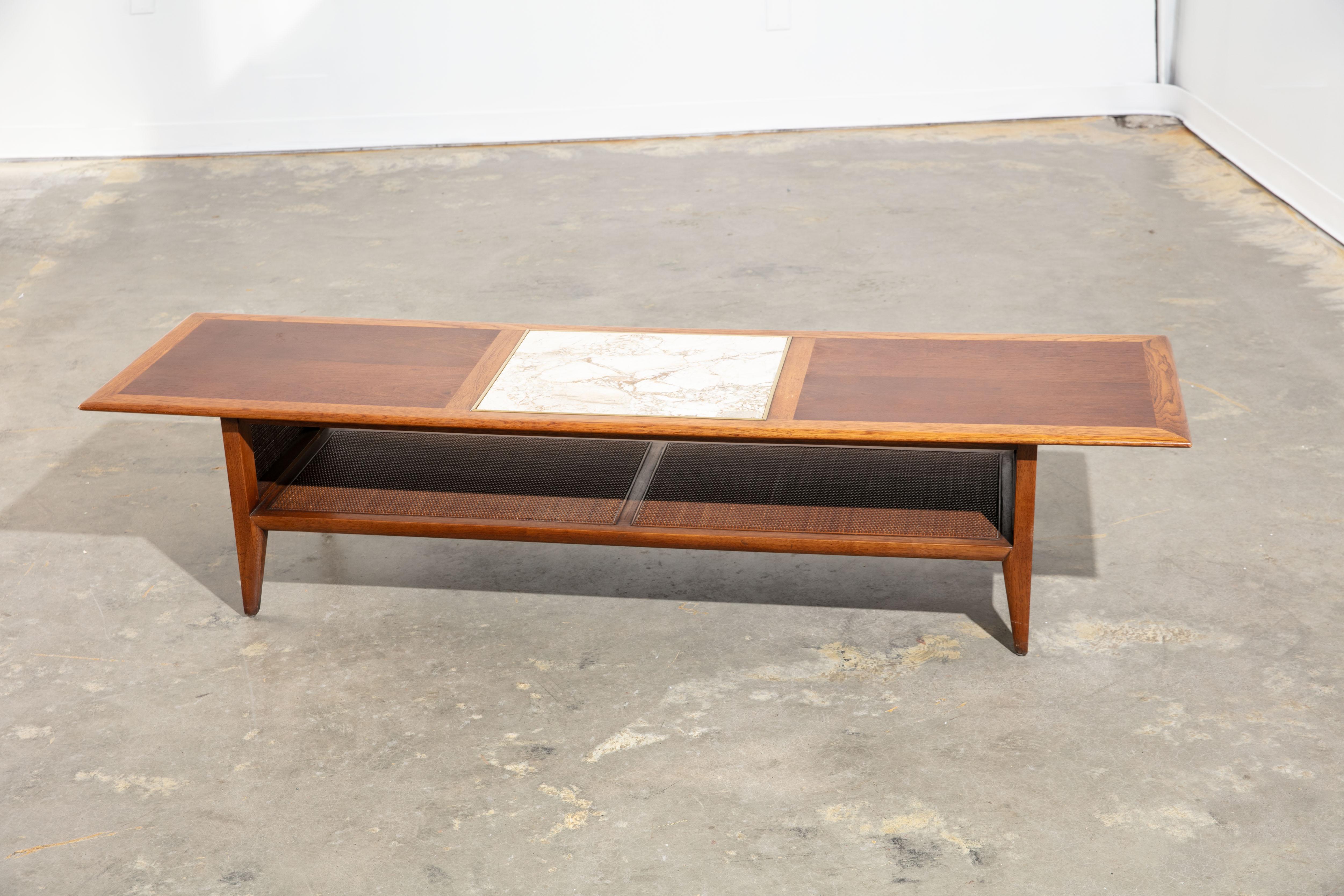 Vintage 1960's Mid-Century modern rechteckiger Couchtisch mit 2 Platten, die eine zentrale Marmorplatte flankieren. Verjüngte Beine und Ablage aus geflochtenem Schilfrohr. Guter Zustand mit leichten Wasserflecken auf der Oberseite (siehe Fotos).