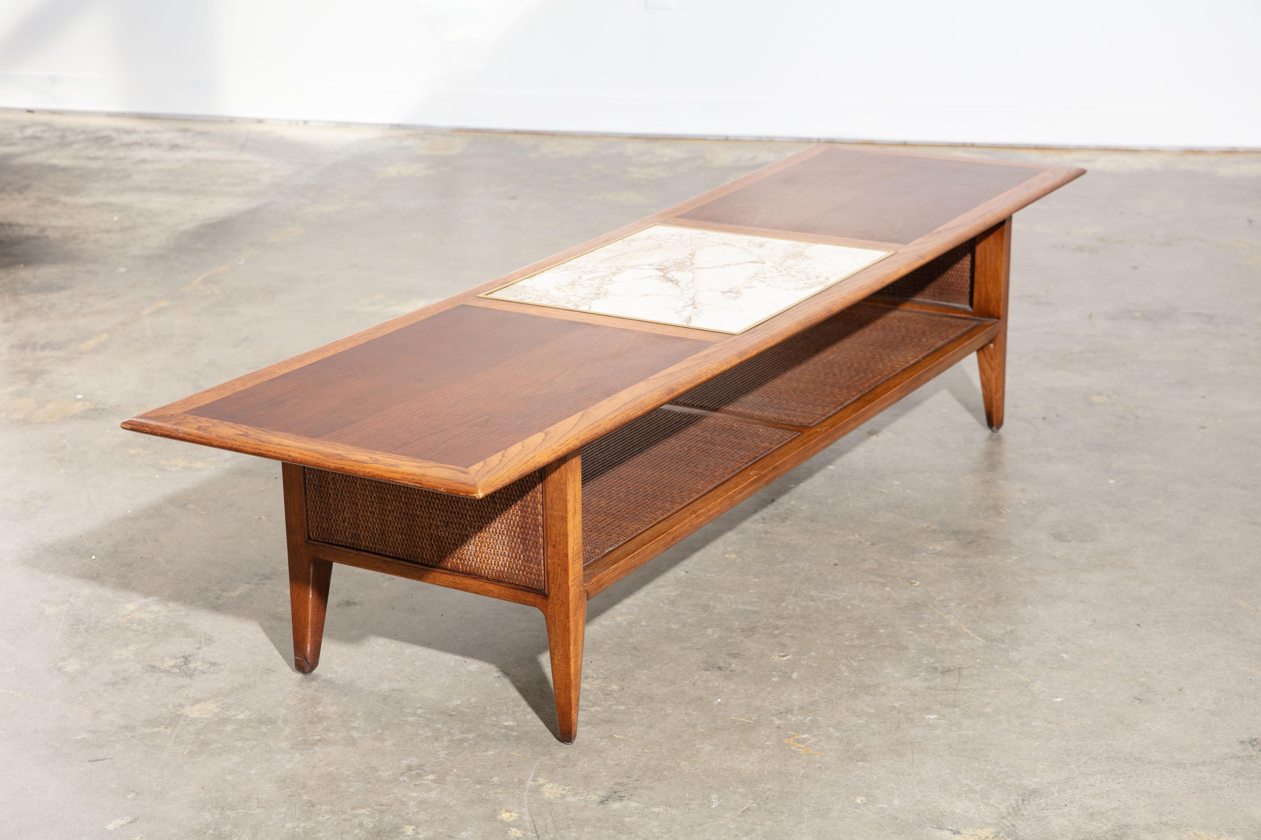 Moderner Vintage-Couchtisch aus der Mitte des Jahrhunderts mit Marmoreinsatz und Regal aus Schilfrohr (Moderne der Mitte des Jahrhunderts) im Angebot