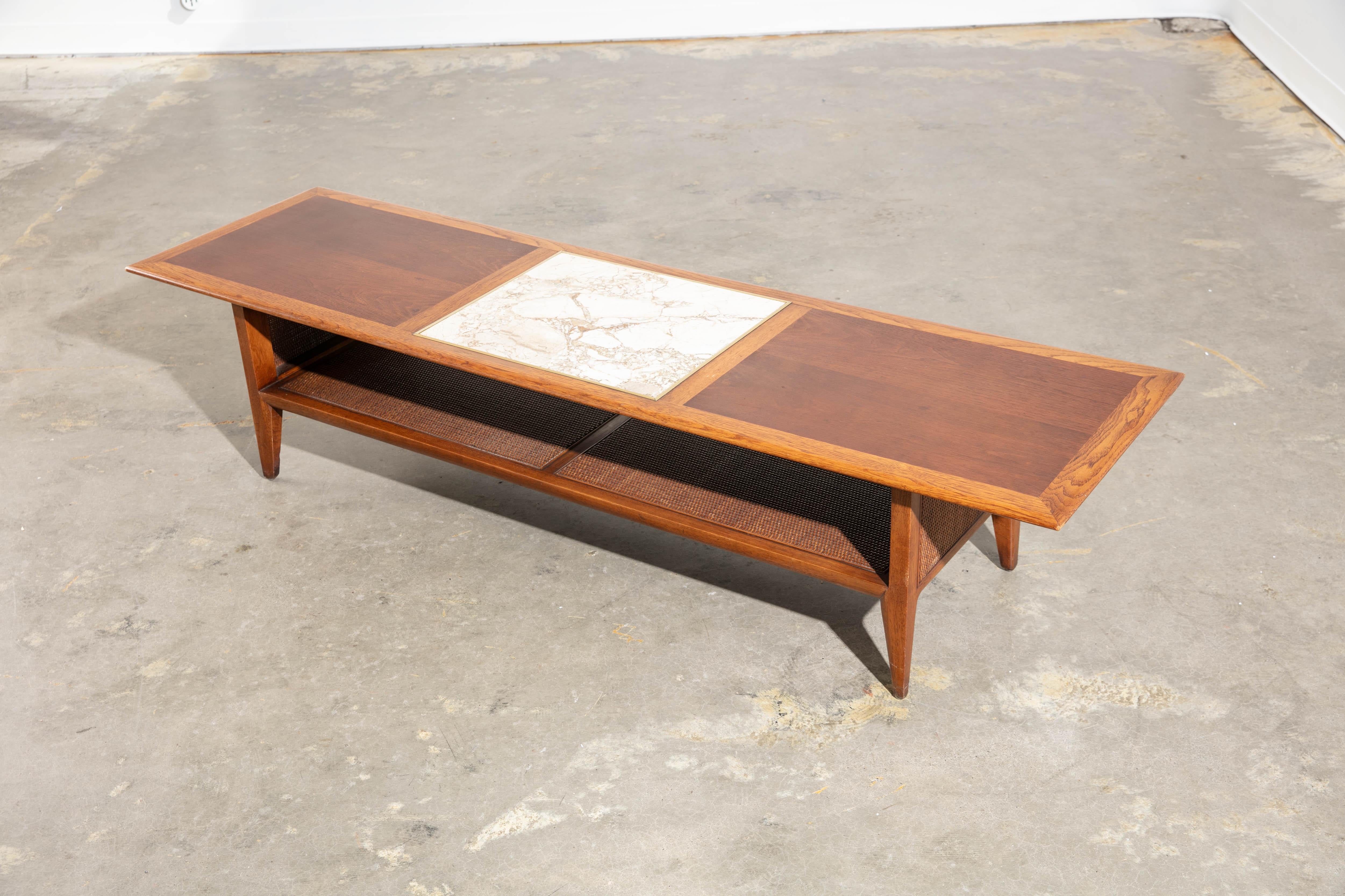 Moderner Vintage-Couchtisch aus der Mitte des Jahrhunderts mit Marmoreinsatz und Regal aus Schilfrohr im Zustand „Gut“ im Angebot in New York, NY