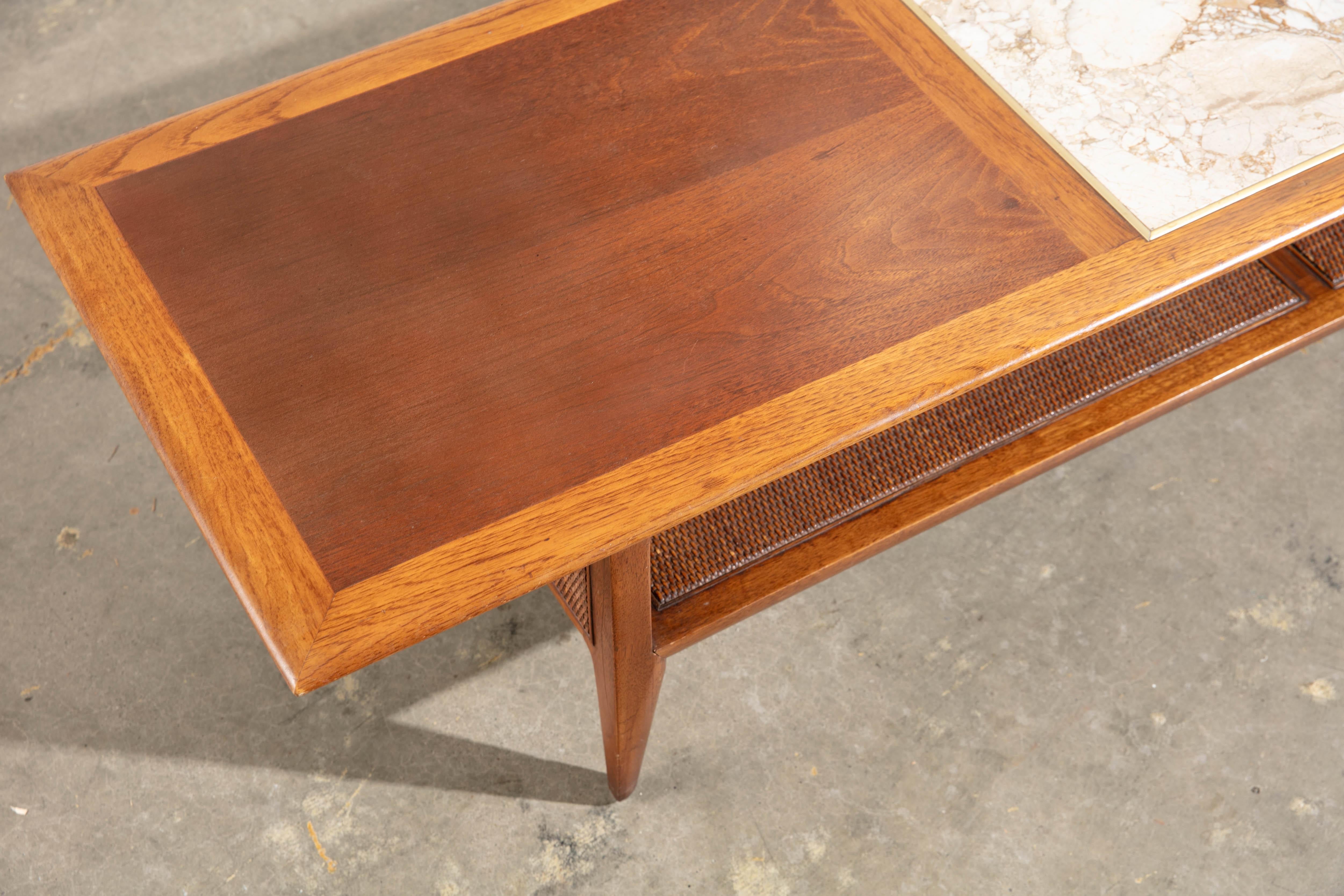 Moderner Vintage-Couchtisch aus der Mitte des Jahrhunderts mit Marmoreinsatz und Regal aus Schilfrohr (Gehstock) im Angebot