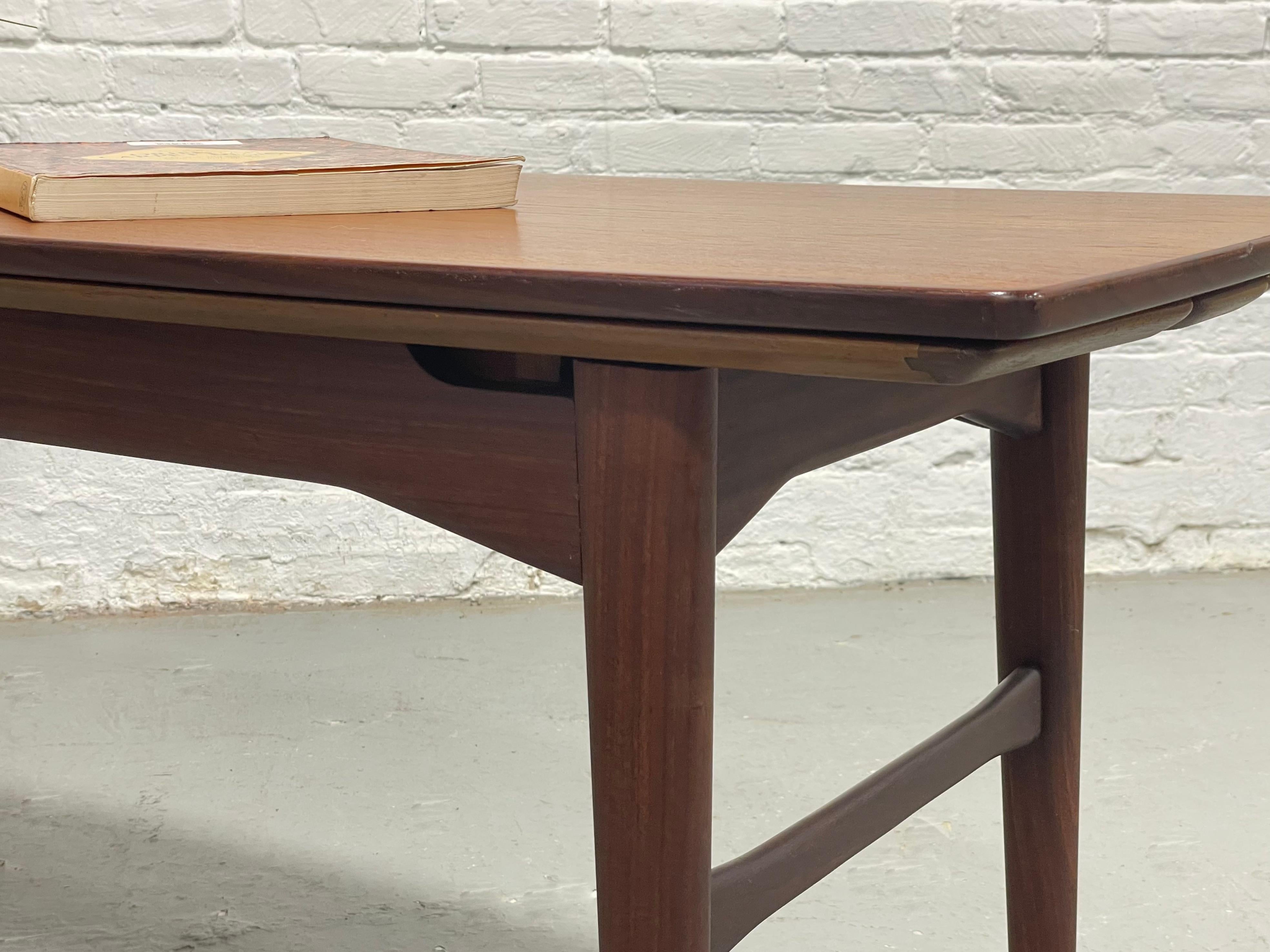 Mesa Convertible Vintage Mid Century Modern - Refinado Diseño Multifuncional en venta 8