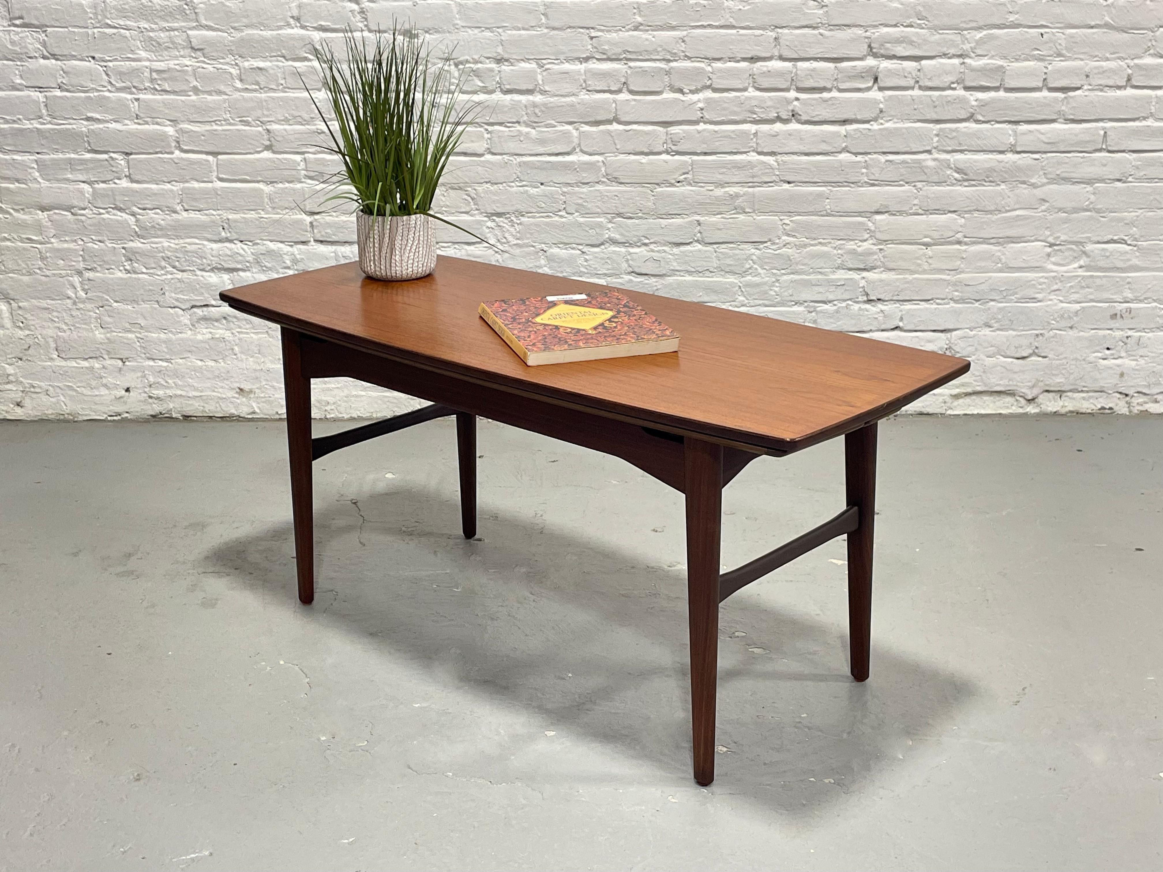Esta pieza moderna de mediados de siglo, recién restaurada, pasa de ser una mesa de centro a un escritorio o un comedor, y encarna un estilo atemporal y un diseño ingenioso.

Ejemplo excepcional del ingenio moderno de mediados de siglo, esta mesa