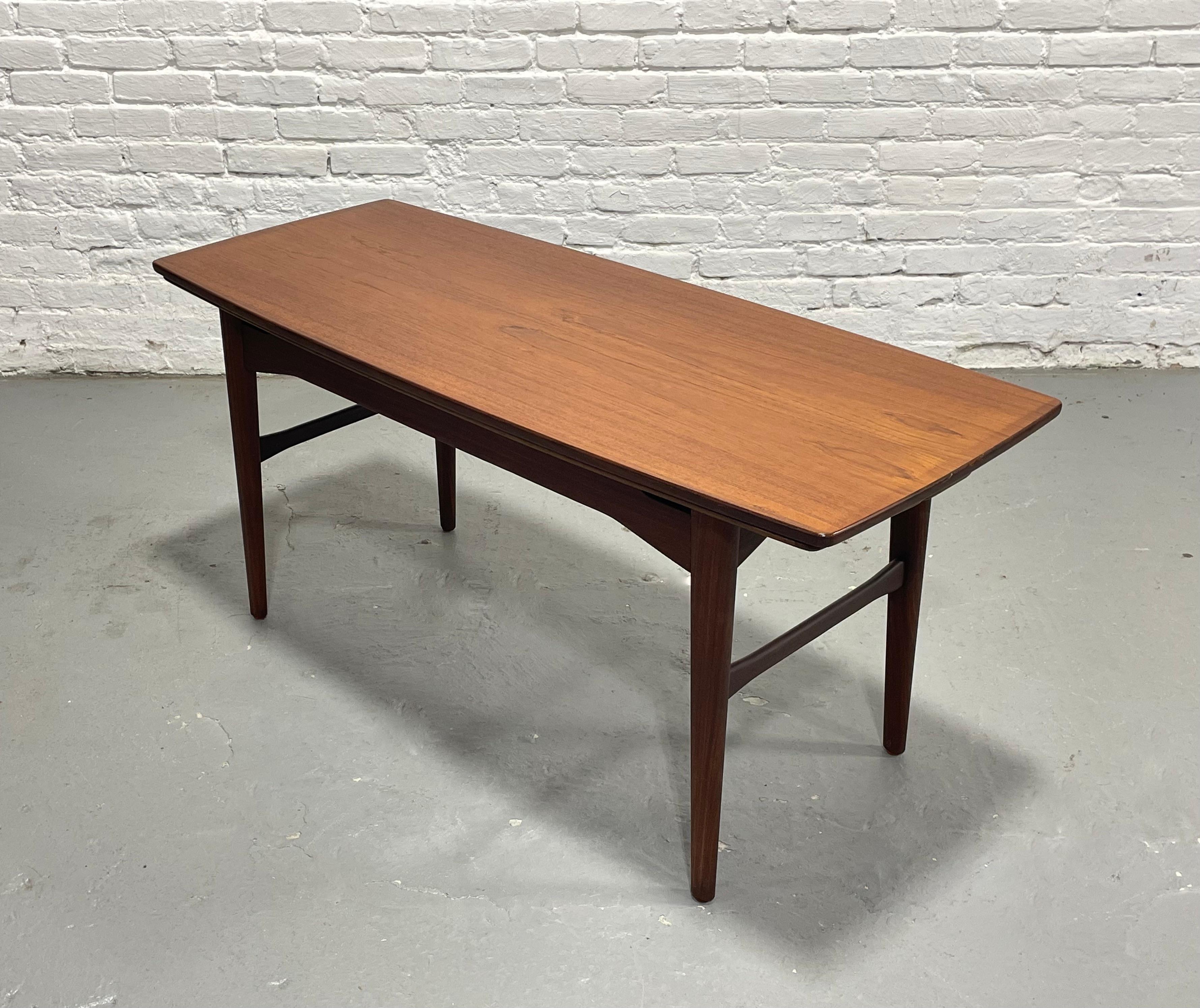 Mesa Convertible Vintage Mid Century Modern - Refinado Diseño Multifuncional mediados del siglo XX en venta