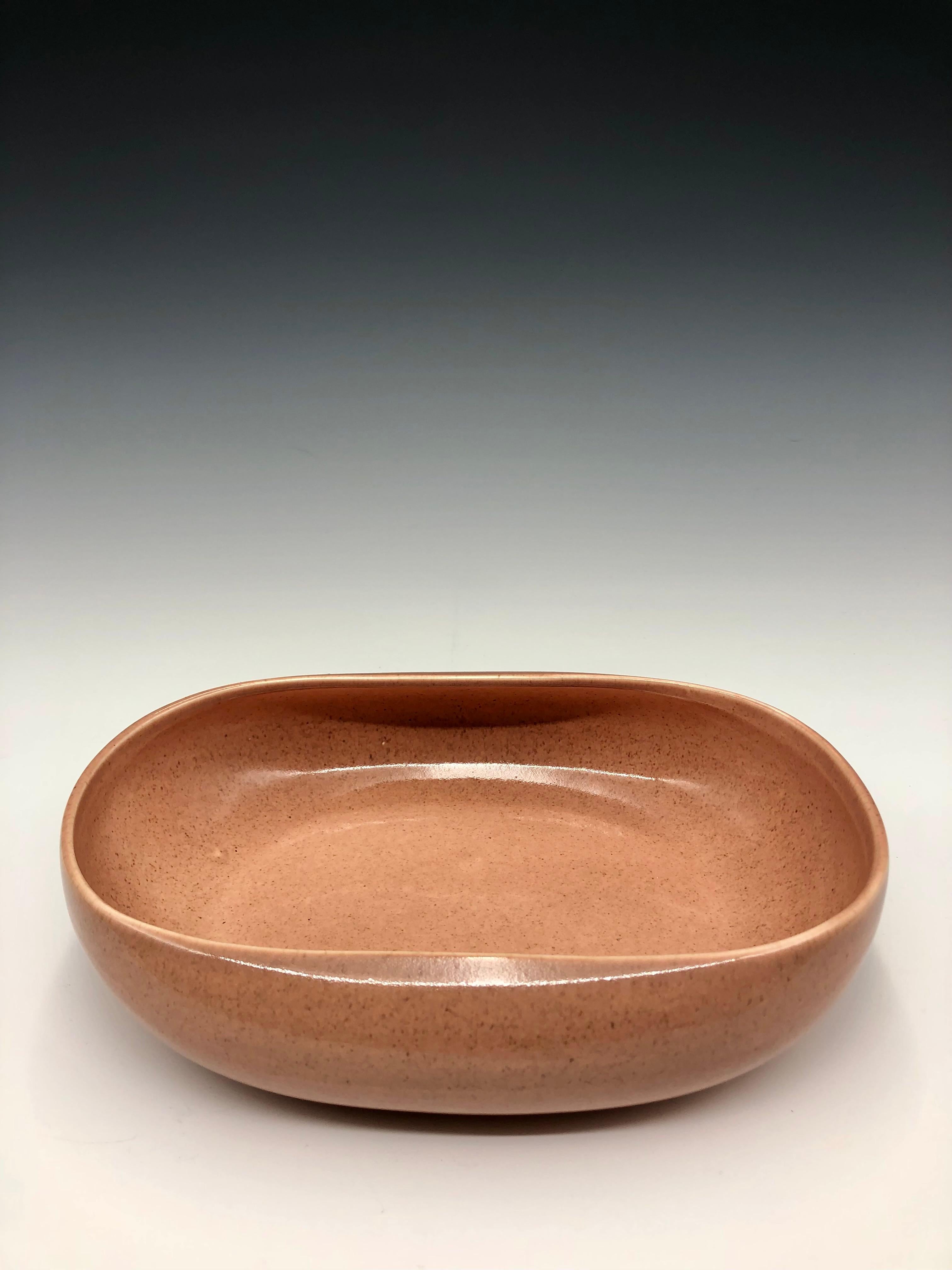 Mid-Century Modern Plat de service Steubenville rose corail moderne du milieu du siècle dernier en vente