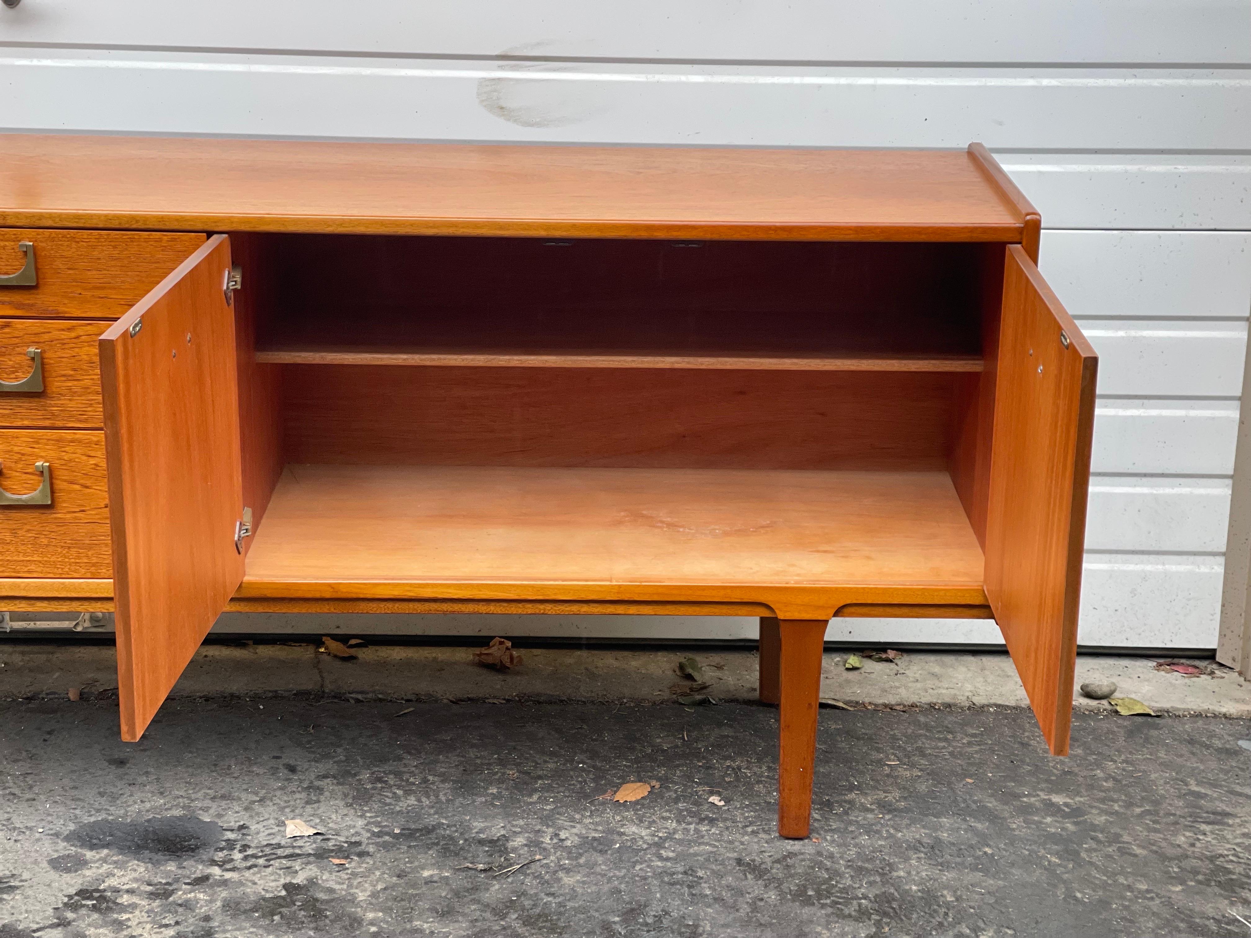 Credenza Vintage Moderna de Mitad de Siglo, Importada de Reino Unido en Bueno estado para la venta en Seattle, WA